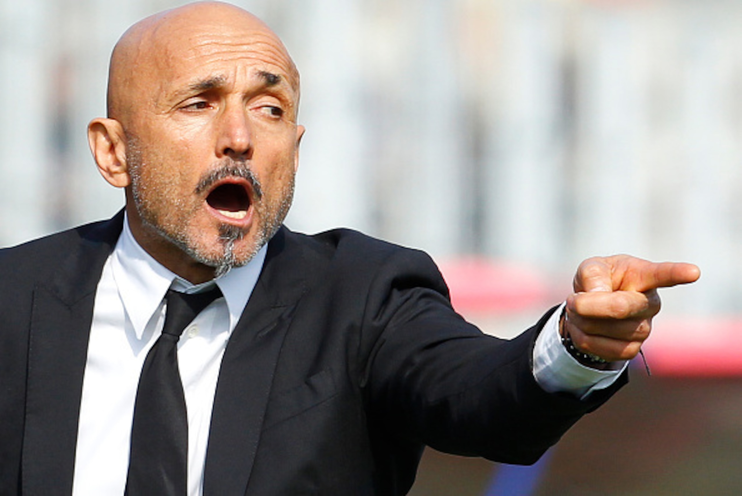 Roma's Italian coach Luciano Spalletti gestures during the Italian Serie A football match FC Crotone vs AS Roma on February 12, 2017 at the Ezio Scida Stadium. / AFP / CARLO HERMANN        (Photo credit should read CARLO HERMANN/AFP/Getty Images)