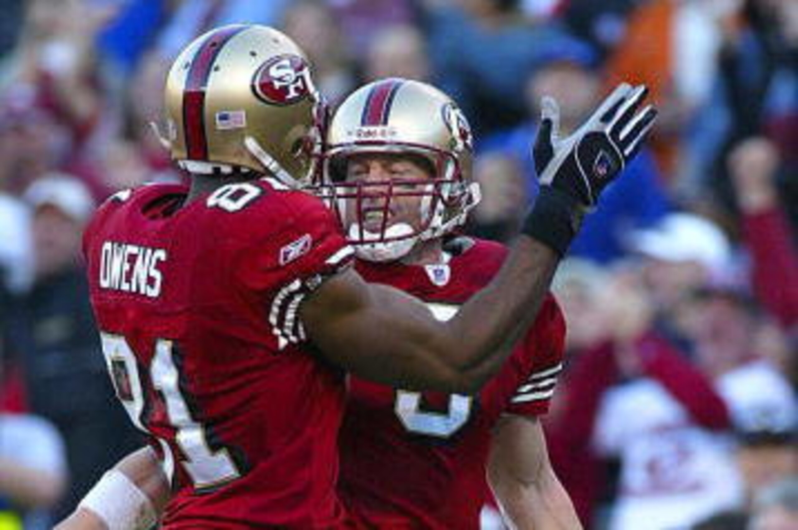 SAN FRANCISCO, UNITED STATES: San Francisco 49ers' quarterback Jeff Garcia (R) is greeted by teammate Terrell Owens after running in a touchdown against the New York Giants during the fourth quarter of the NFC Wildcard playoffs at Candlestick Park, 05 Ja SAN FRANCISCO, UNITED STATES: San Francisco 49ers' quarterback Jeff Garcia (R) is greeted by teammate Terrell Owens after running in a touchdown against the New York Giants during the fourth quarter of the NFC Wildcard playoffs at Candlestick Park, 05 Ja