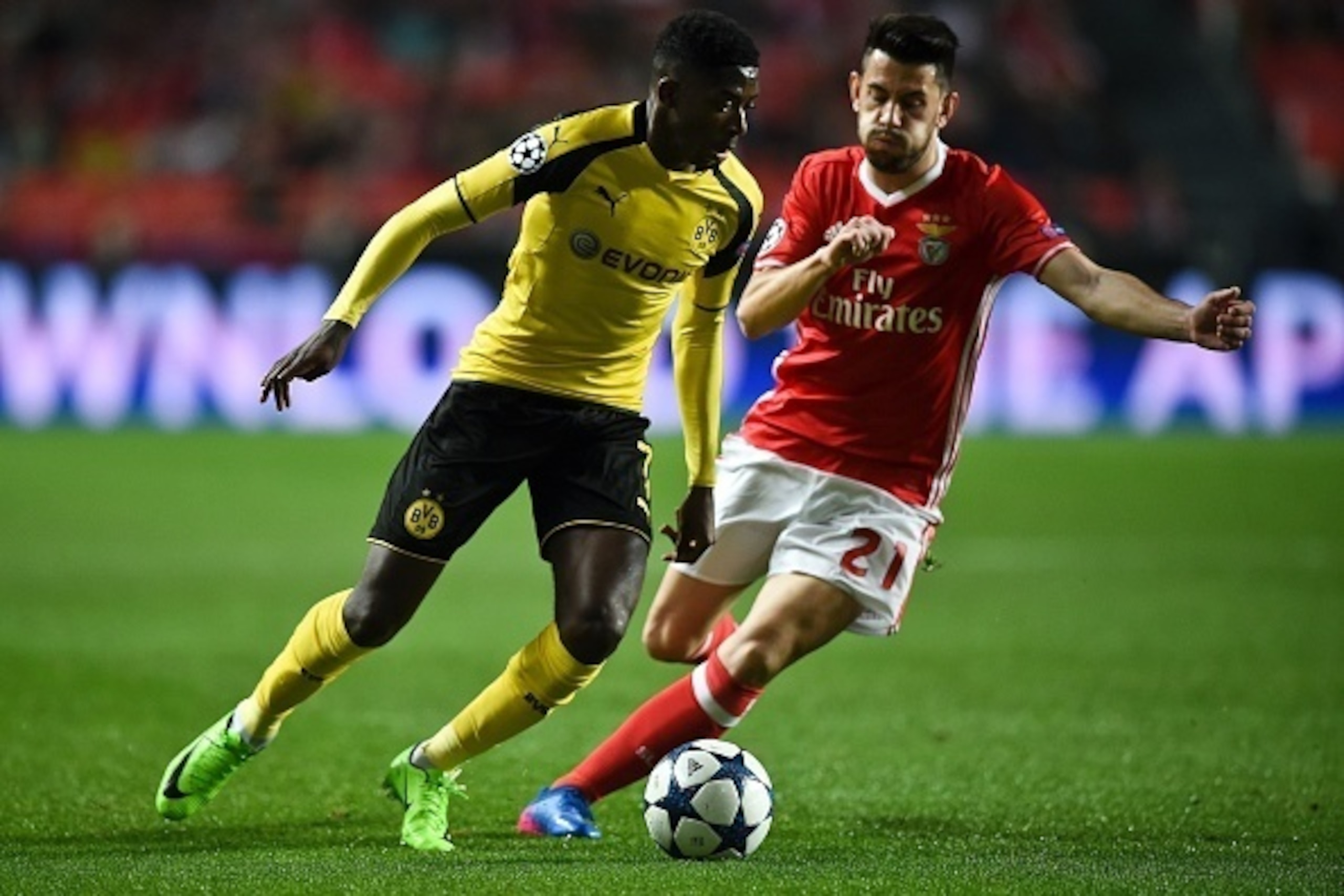 Dortmund's French forward Ousmane Dembele (L) vies with Benfica's midfielder Pizzi Fernandes during the UEFA Champions League round of 16 first leg football match SL Benfica vs Borussia Dortmund at the Luz stadium in Lisbon on February 14, 2017. / AFP / P