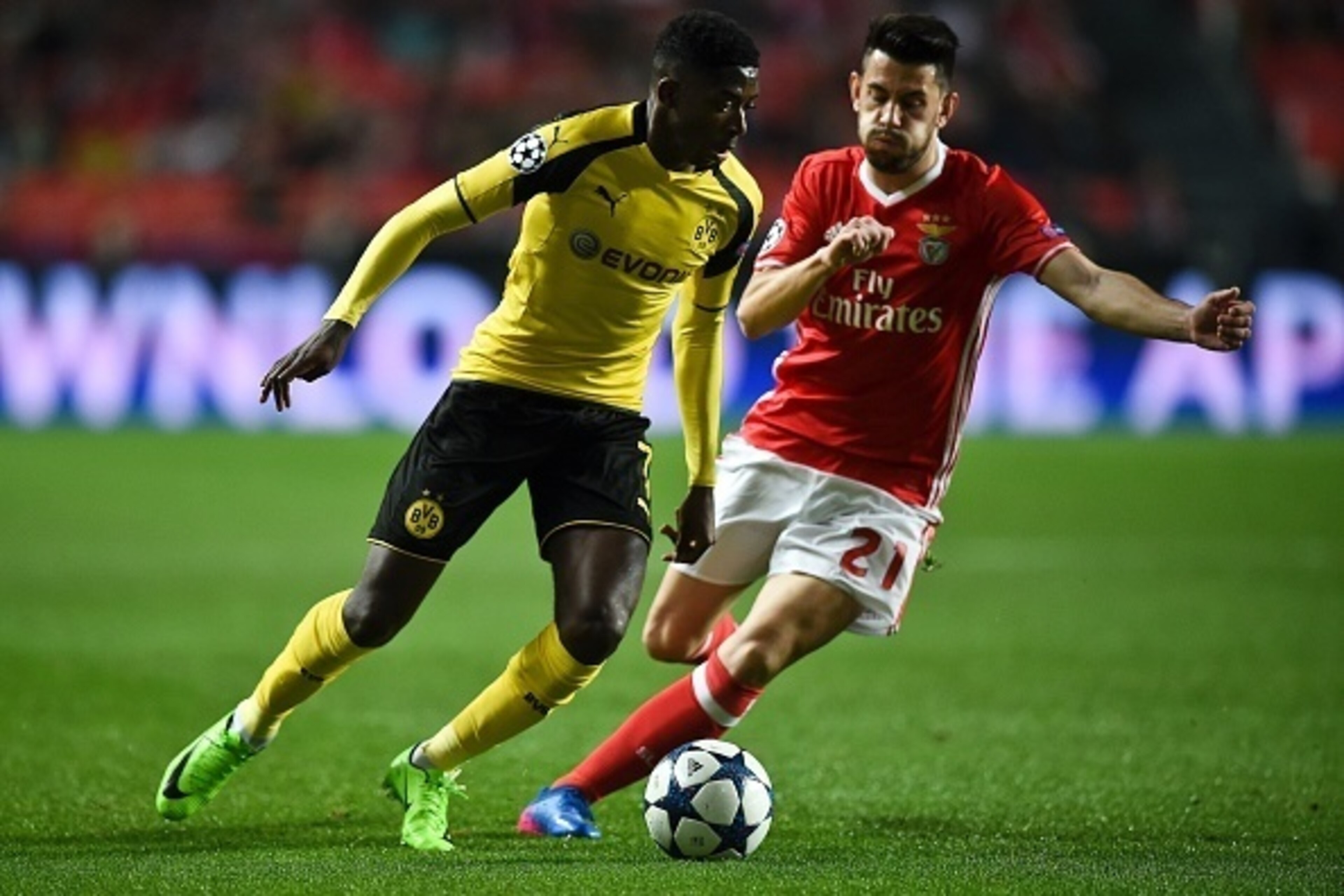 Dortmund's French forward Ousmane Dembele (L) vies with Benfica's midfielder Pizzi Fernandes during the UEFA Champions League round of 16 first leg football match SL Benfica vs Borussia Dortmund at the Luz stadium in Lisbon on February 14, 2017. / AFP / P