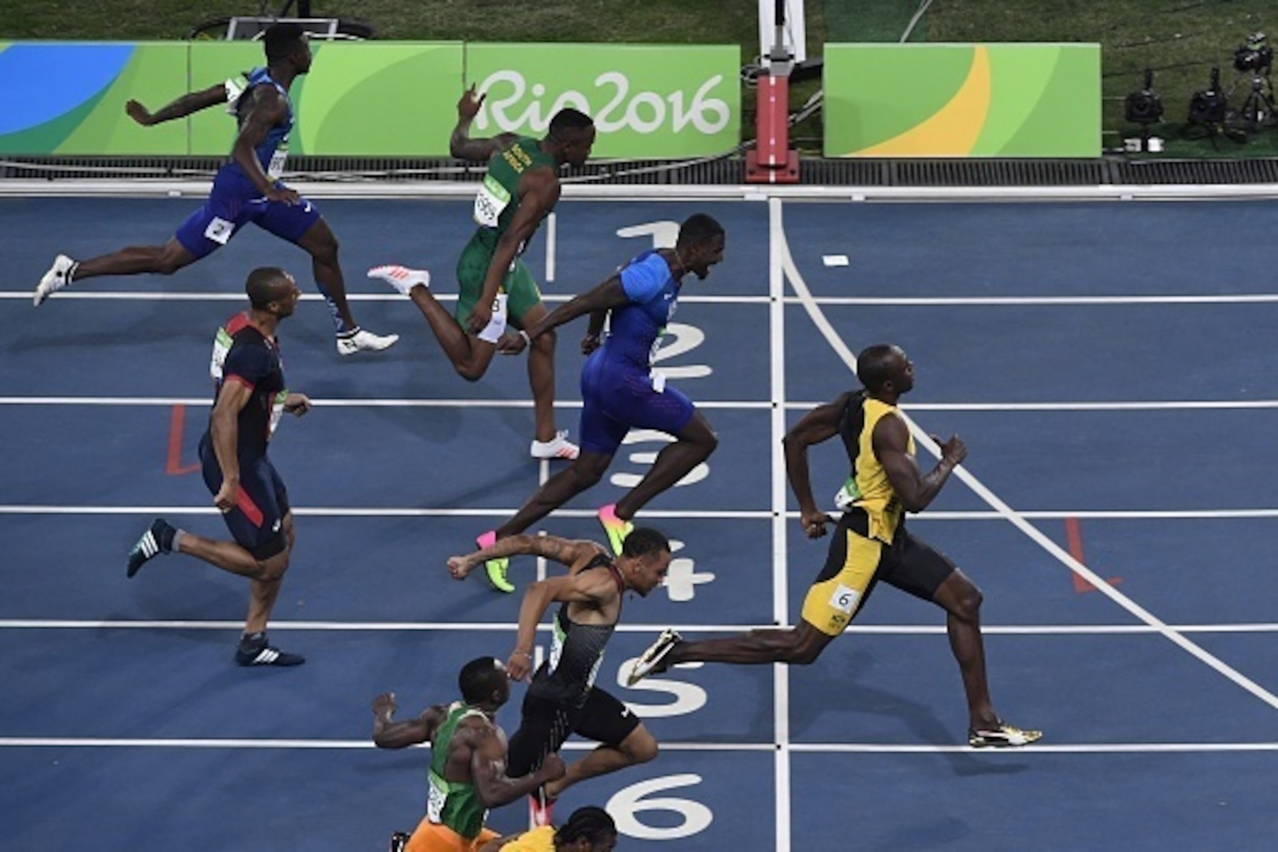 Jamaica's Usain Bolt (R) crosses the finish line ahead of USA's Justin Gatlin (3rd down) to win the Men's 100m Final during the athletics event at the Rio 2016 Olympic Games at the Olympic Stadium in Rio de Janeiro on August 14, 2016. / AFP / John MACDO Jamaica's Usain Bolt (R) crosses the finish line ahead of USA's Justin Gatlin (3rd down) to win the Men's 100m Final during the athletics event at the Rio 2016 Olympic Games at the Olympic Stadium in Rio de Janeiro on August 14, 2016. / AFP / John MACDO