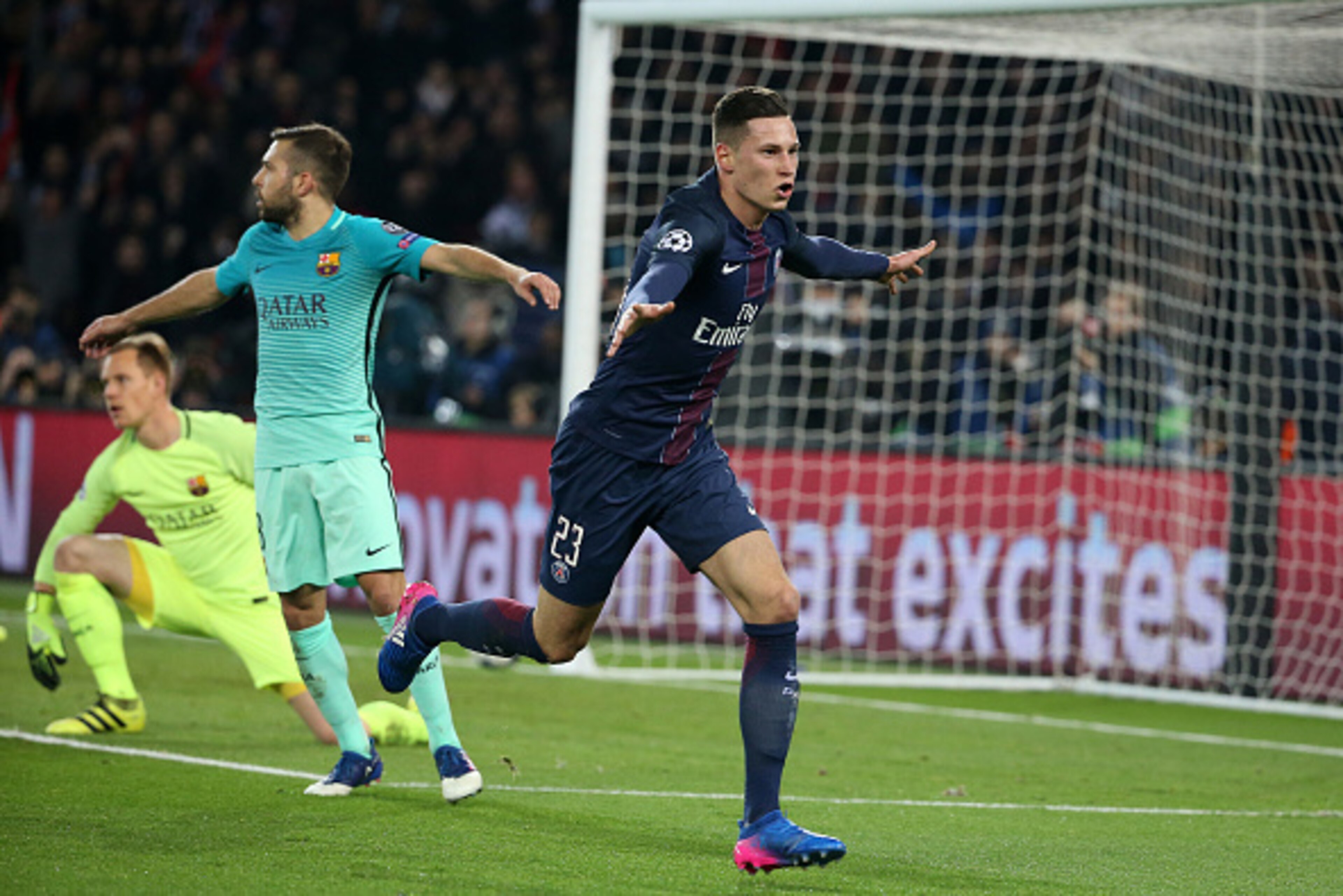 PARIS, FRANCE - FEBRUARY 14: Julian Draxler of PSG celebrates scoring the second goal of PSG during the UEFA Champions League Round of 16 first leg match between Paris Saint-Germain and FC Barcelona at Parc des Princes on February 14, 2017 in Paris, Franc