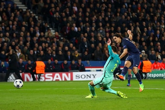 PARIS, FRANCE - FEBRUARY 14:  Edinson Cavani of Paris Saint-Germain scores his team's fourth goal during the UEFA Champions League Round of 16 first leg match between Paris Saint-Germain and FC Barcelona at Parc des Princes on February 14, 2017 in Paris, 
