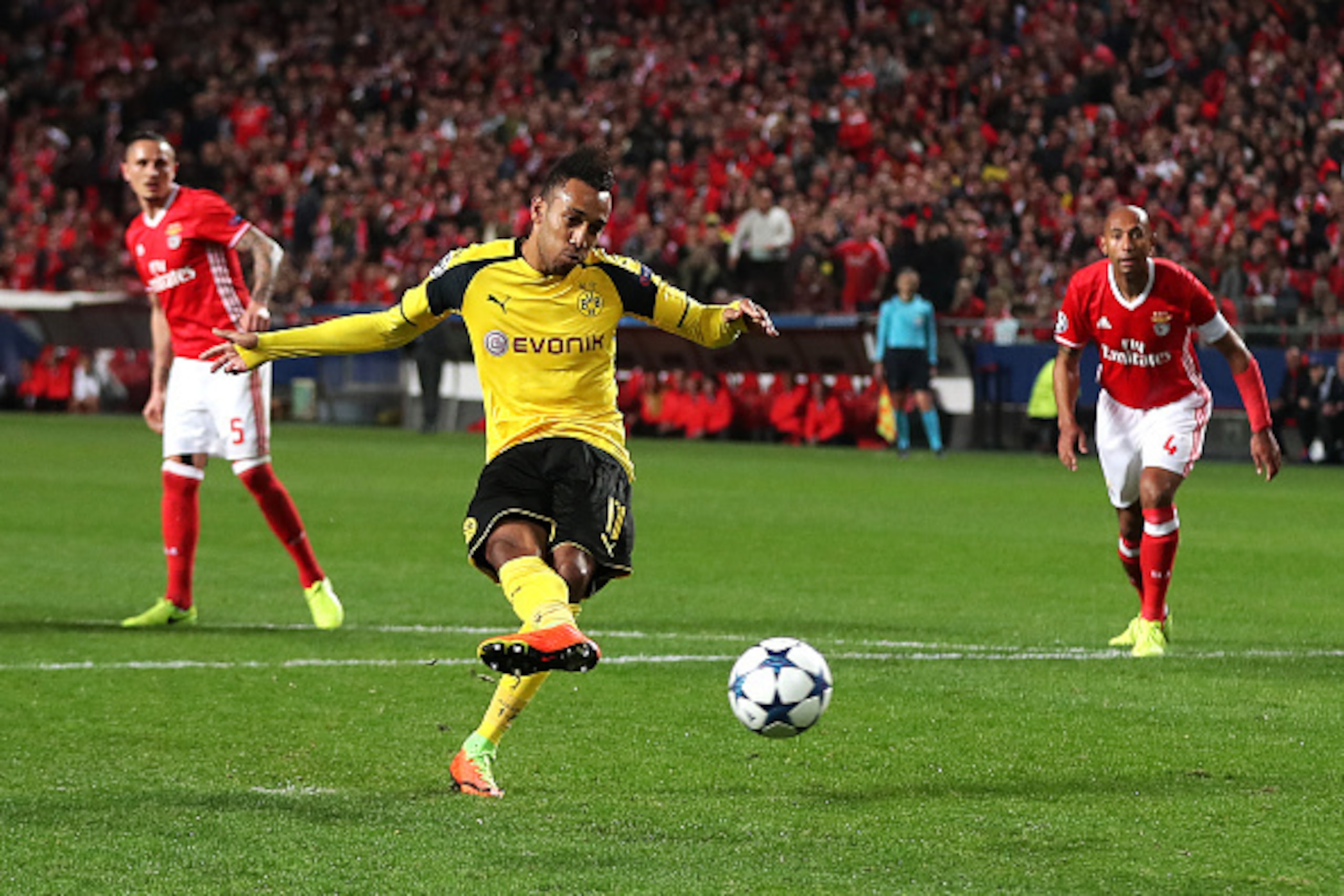 LISBON, PORTUGAL - FEBRUARY 14: Pierre-Emerick Aubameyang of Borussia Dortmund misses a penalty during the UEFA Champions League Round of 16 first leg match between  SL Benfica and Borussia Dortmund at Estadio da Luz on February 14, 2017 in Lisbon, Portug