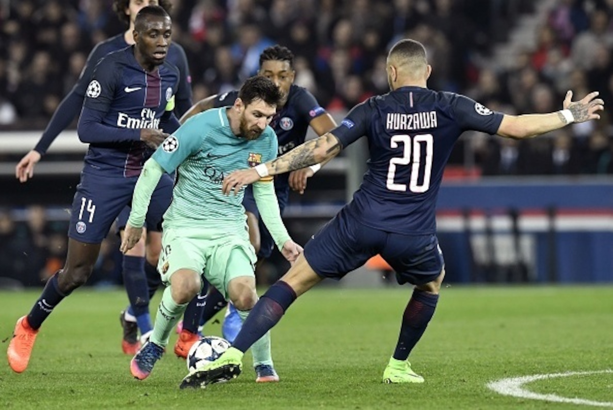 Barcelona's Argentinian forward Lionel Messi (C) vies with Paris Saint-Germain's French defender Layvin Kurzawa (R) during the UEFA Champions League round of 16 first leg football match between Paris Saint-Germain and FC Barcelona on February 14, 2017 at 