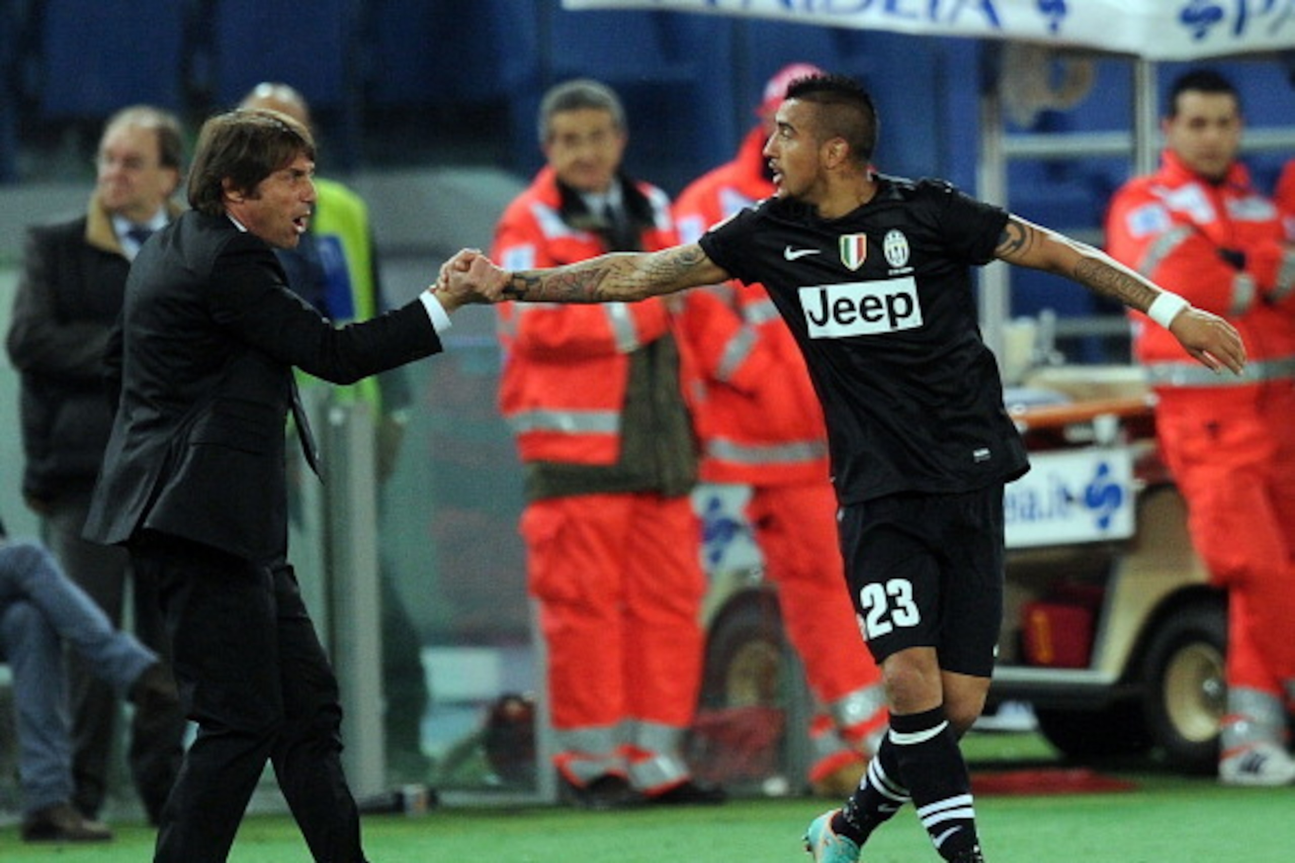 ROME, ITALY - APRIL 15: Arturo Vidal (R) of Juventus celebrates with their head coach Antonio Conte after scoring their second goal during the Serie A match between S.S. Lazio and Juventus at Stadio Olimpico on April 15, 2013 in Rome, Italy.  (Photo by Gi