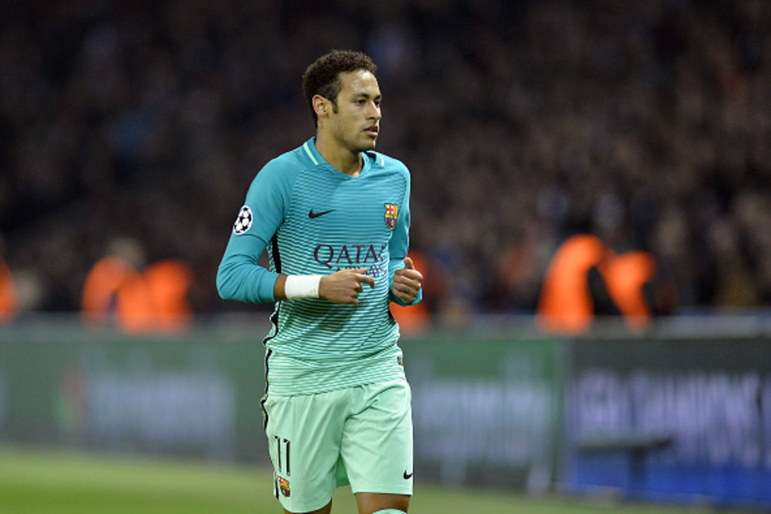 PARIS, FRANCE - FEBRUARY 14:  Neymar of FC Barcelona reacts during the UEFA Champions League Round of 16 first leg match between Paris Saint-Germain and FC Barcelona at Parc des Princes on February 14, 2017 in Paris, France.  (Photo by Aurelien Meunier/Ge
