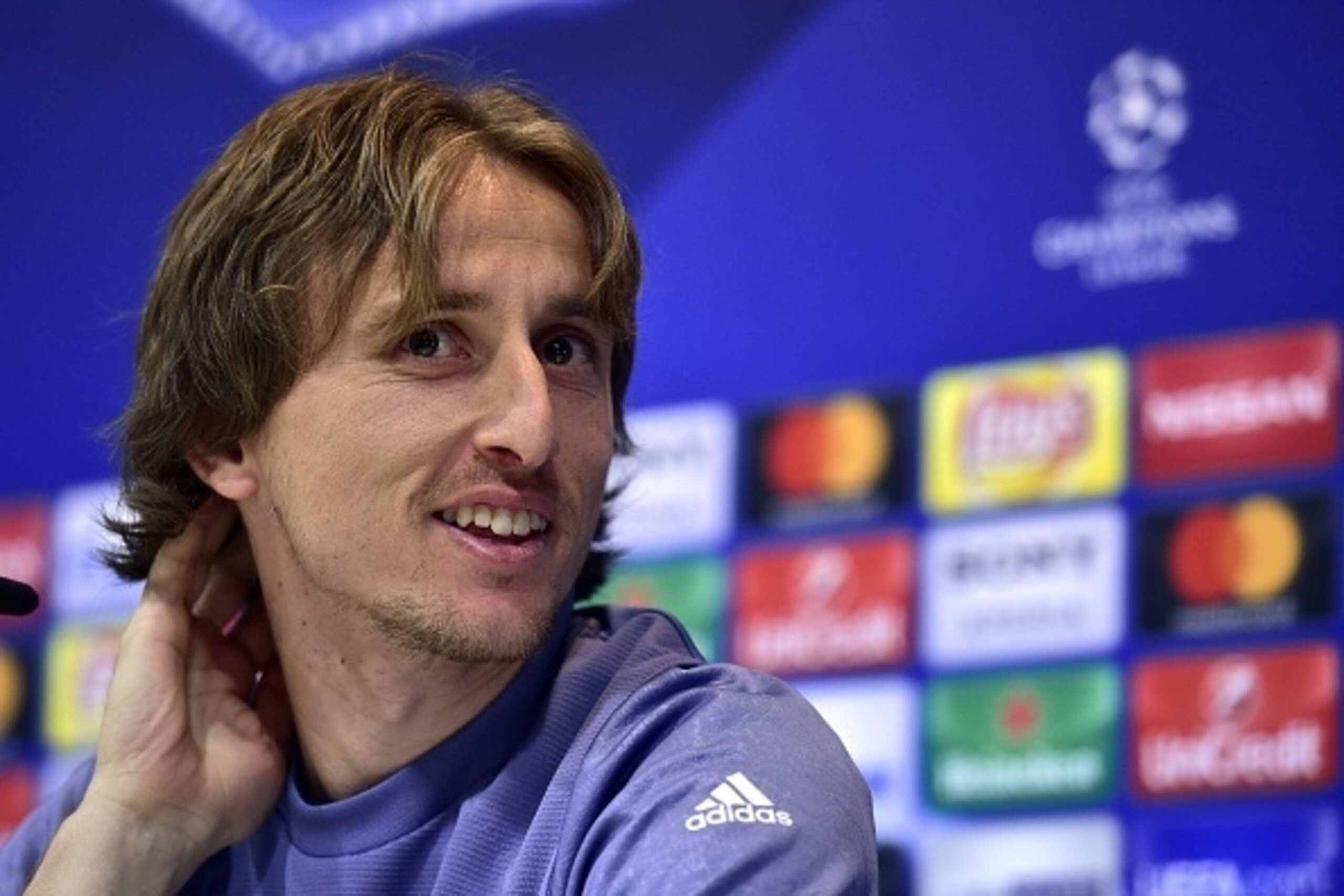 Real Madrid's Croatian midfielder Luka Modric listens during a press conference at Valdebebas Sport City  in Madrid on February 14, 2017, on the eve of the UEFA Champions League football match Real Madrid CF vs SSC Napoli. / AFP / GERARD JULIEN        (Ph