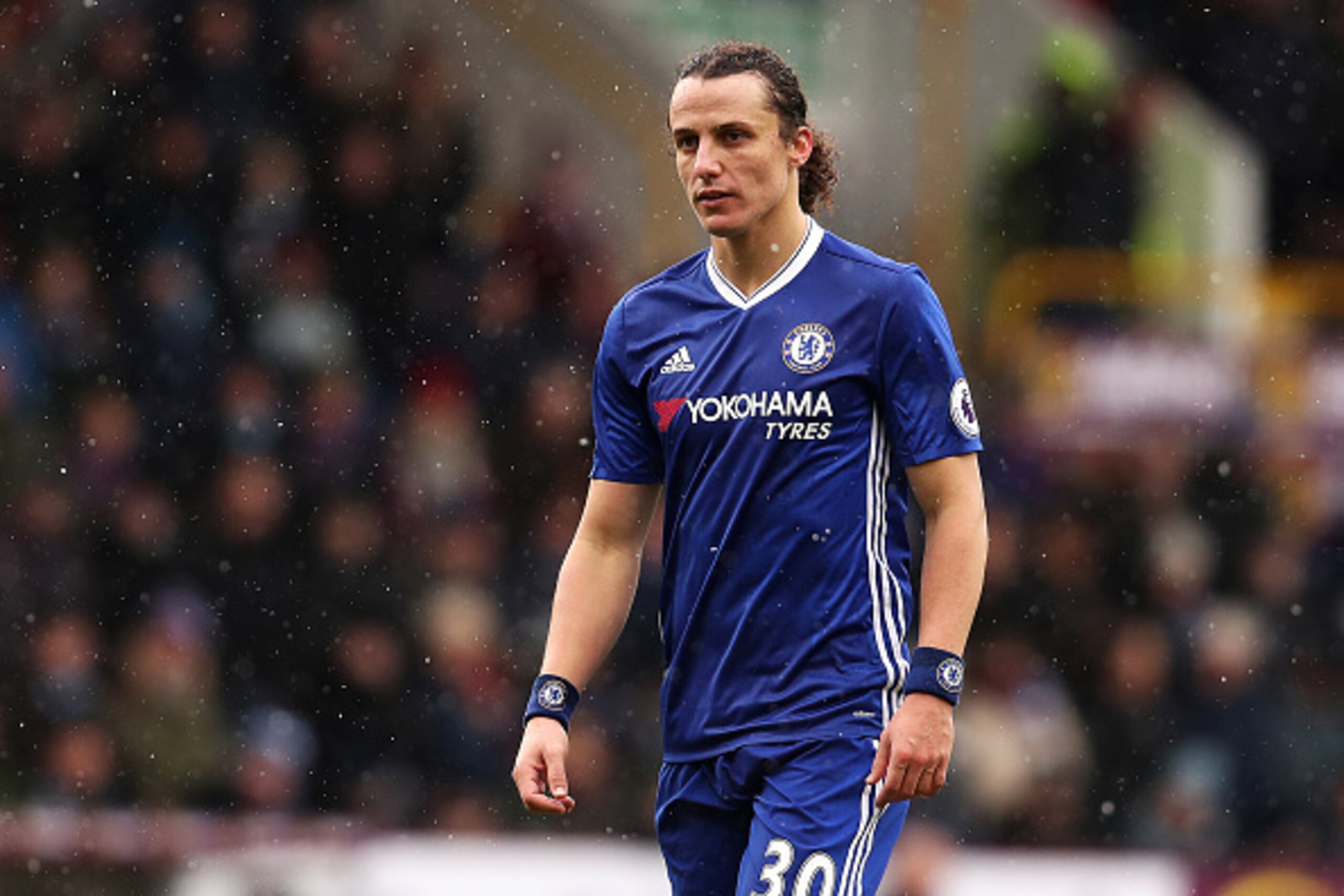 BURNLEY, ENGLAND - FEBRUARY 12: David Luiz of Chelsea looks on during the Premier League match between Burnley and Chelsea at Turf Moor on February 12, 2017 in Burnley, England. (Photo by Chris Brunskill Ltd/Getty Images) BURNLEY, ENGLAND - FEBRUARY 12: David Luiz of Chelsea looks on during the Premier League match between Burnley and Chelsea at Turf Moor on February 12, 2017 in Burnley, England. (Photo by Chris Brunskill Ltd/Getty Images)