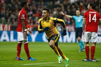 Arsenal's Chilean striker Alexis Sanchez (C) celebrates scoring the 1-1 goal during the UEFA Champions League round of sixteen football match between FC Bayern Munich and Arsenal in Munich, southern Germany, on February 15, 2017.  / AFP / Odd ANDERSEN    