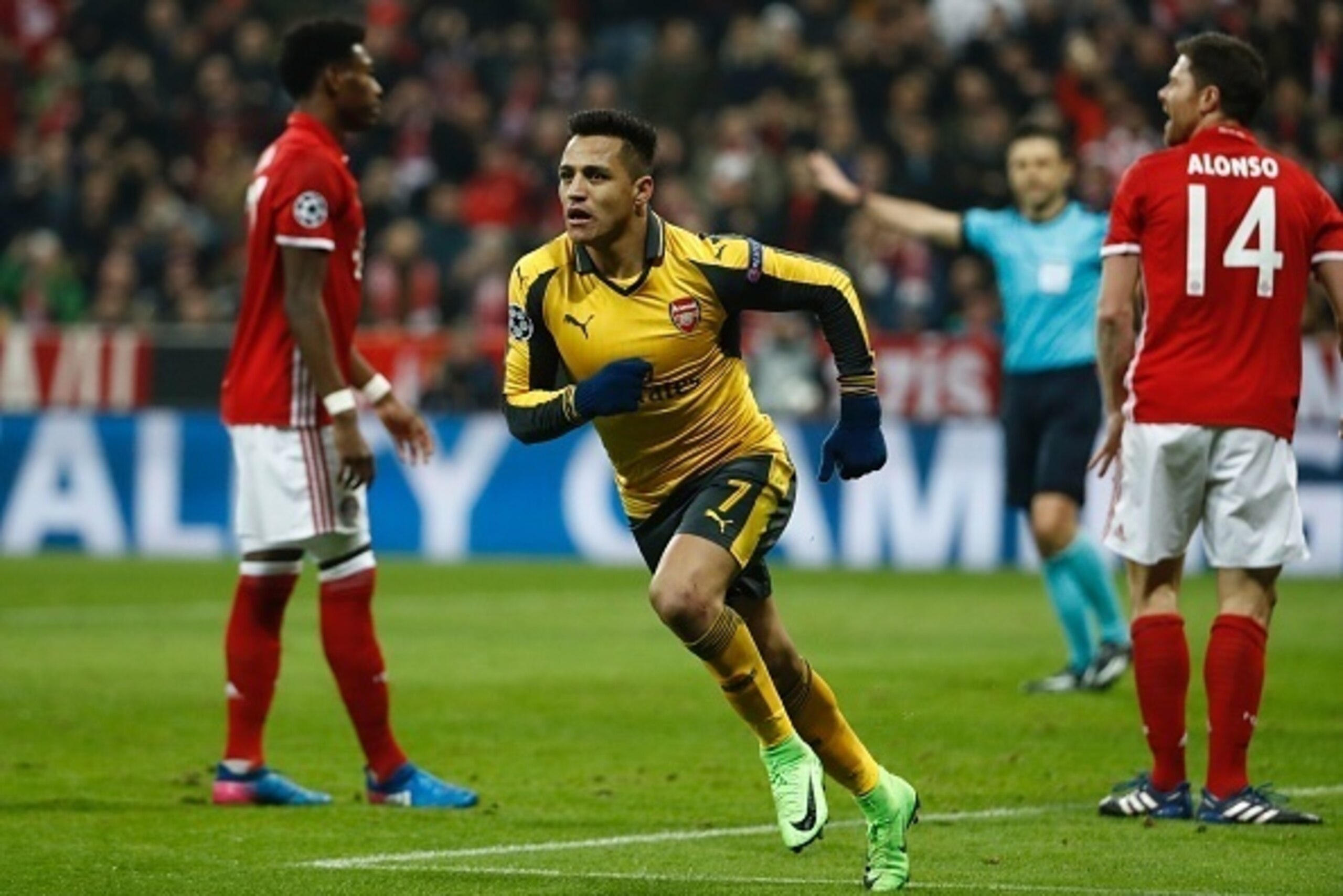 Arsenal's Chilean striker Alexis Sanchez (C) celebrates scoring the 1-1 goal during the UEFA Champions League round of sixteen football match between FC Bayern Munich and Arsenal in Munich, southern Germany, on February 15, 2017. / AFP / Odd ANDERSEN Arsenal's Chilean striker Alexis Sanchez (C) celebrates scoring the 1-1 goal during the UEFA Champions League round of sixteen football match between FC Bayern Munich and Arsenal in Munich, southern Germany, on February 15, 2017. / AFP / Odd ANDERSEN