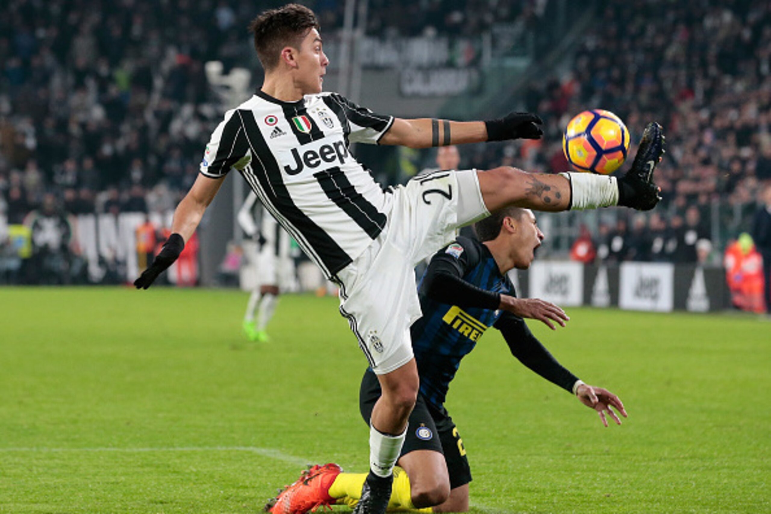 TURIN, ITALY - FEBRUARY 05: Paulo Dybala of Juventus FC (R) battles for the ball with Jeison Murillo of FC Internazionale Milano during the Serie A match between Juventus FC and FC Internazionale at Juventus Stadium on February 5, 2017 in Turin, Italy.  (