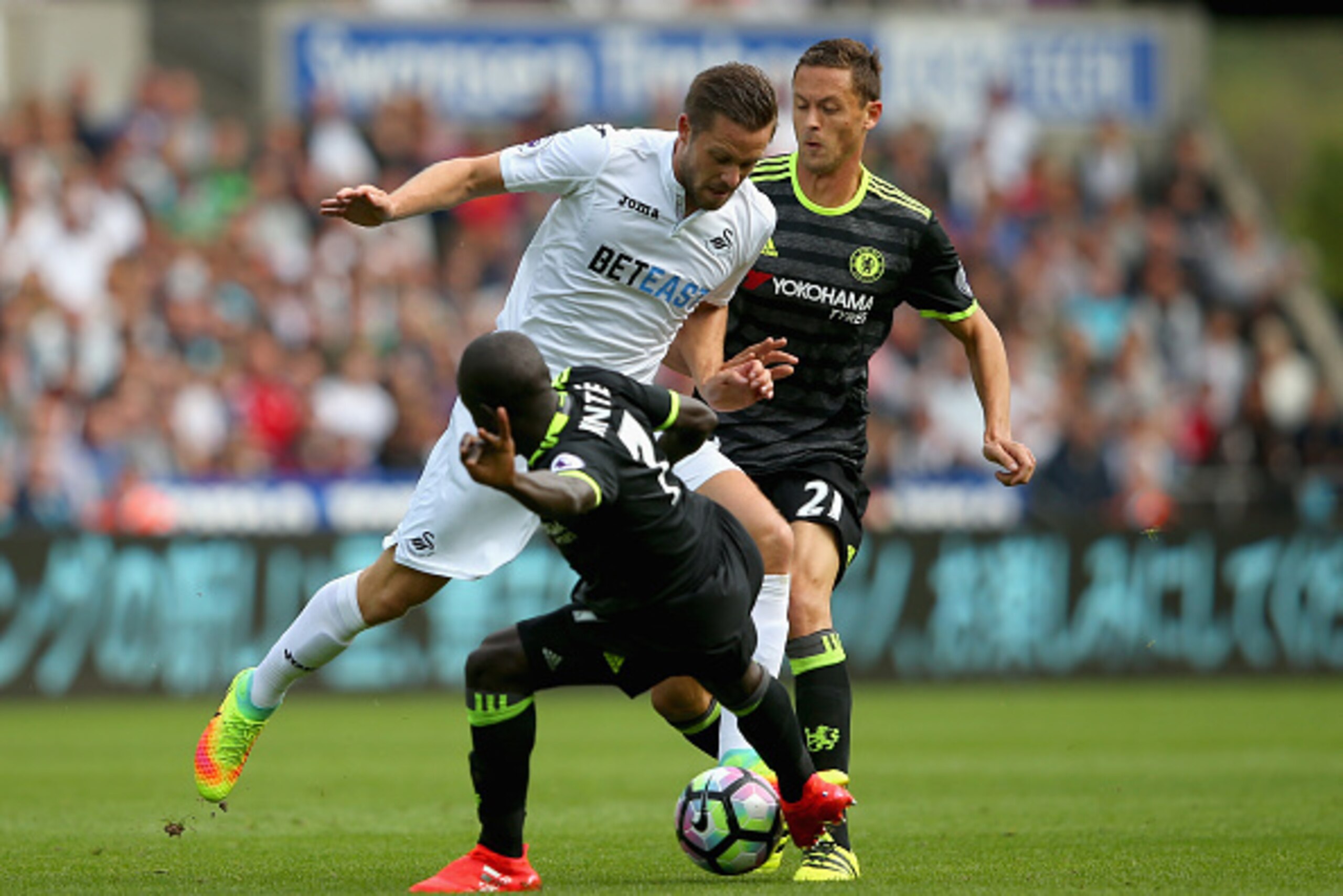 SWANSEA, WALES - SEPTEMBER 11:  Gylfi Sigurdsson of Swansea City battles with N'Golo Kante and Nemanja Matic of Chelsea during the Premier League match between Swansea City and Chelsea at Liberty Stadium on September 11, 2016 in Swansea, Wales.  (Photo by