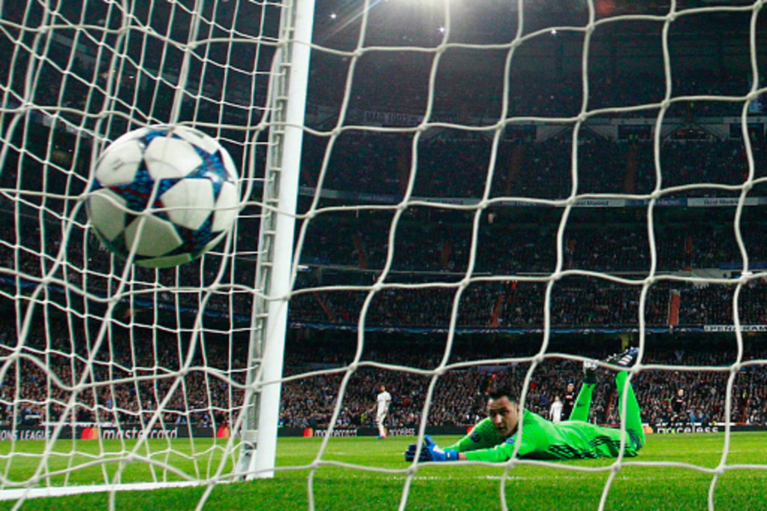 MADRID, SPAIN - FEBRUARY 15:  Goalkeeper Keylor Navas of Real Madrid dives in vain as Lorenzo Insigne of Napoli (not pictured) scores their first goal during the UEFA Champions League Round of 16 first leg match between Real Madrid CF and SSC Napoli at Es