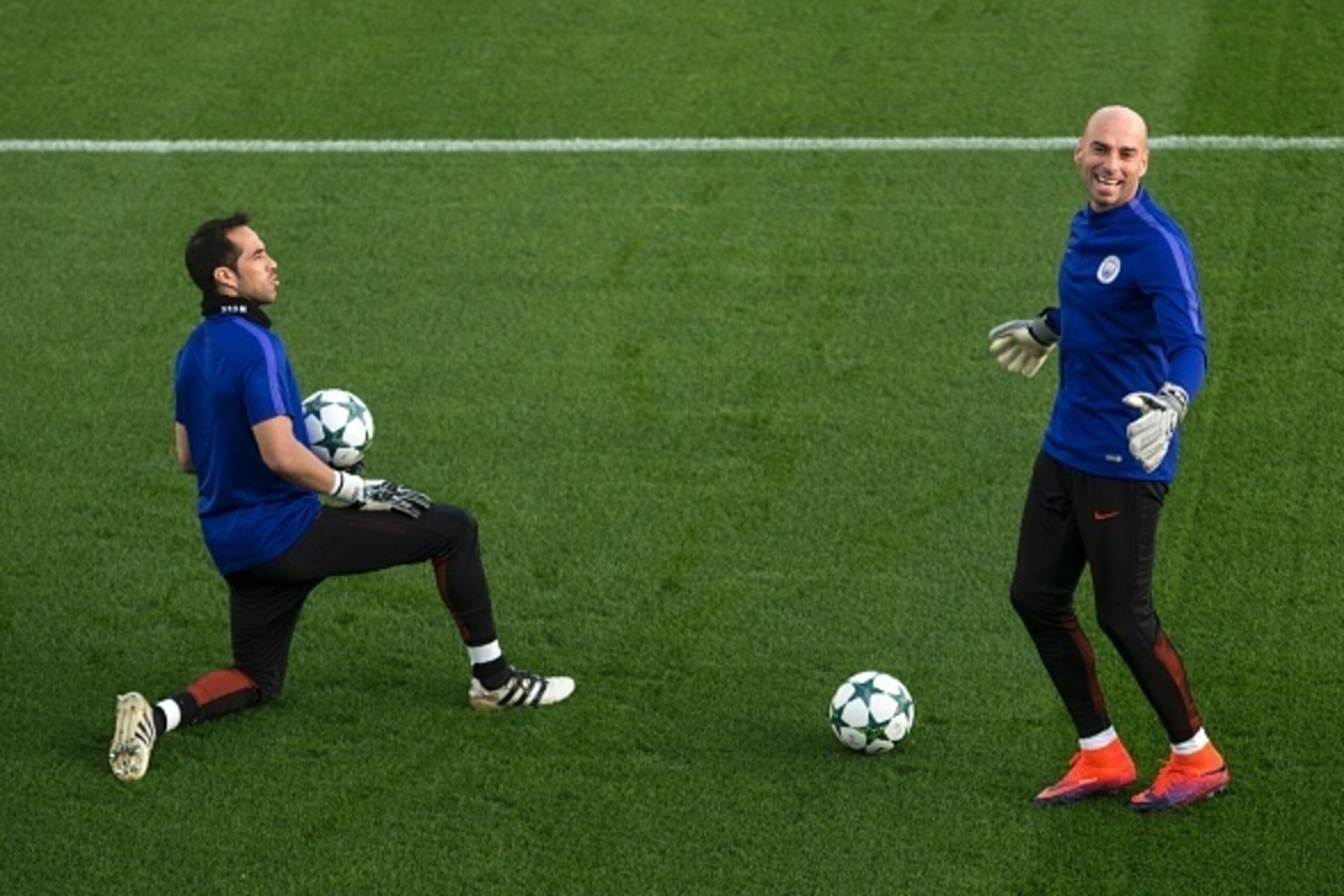 Manchester City's Chilean goalkeeper Claudio Bravo (L) and Argentine goalkeeper Willy Caballero attend a team training session at the City Football Academy in Manchester, northern England on October 31, 2016. / AFP / OLI SCARFF (Photo credit shoul Manchester City's Chilean goalkeeper Claudio Bravo (L) and Argentine goalkeeper Willy Caballero attend a team training session at the City Football Academy in Manchester, northern England on October 31, 2016. / AFP / OLI SCARFF (Photo credit shoul