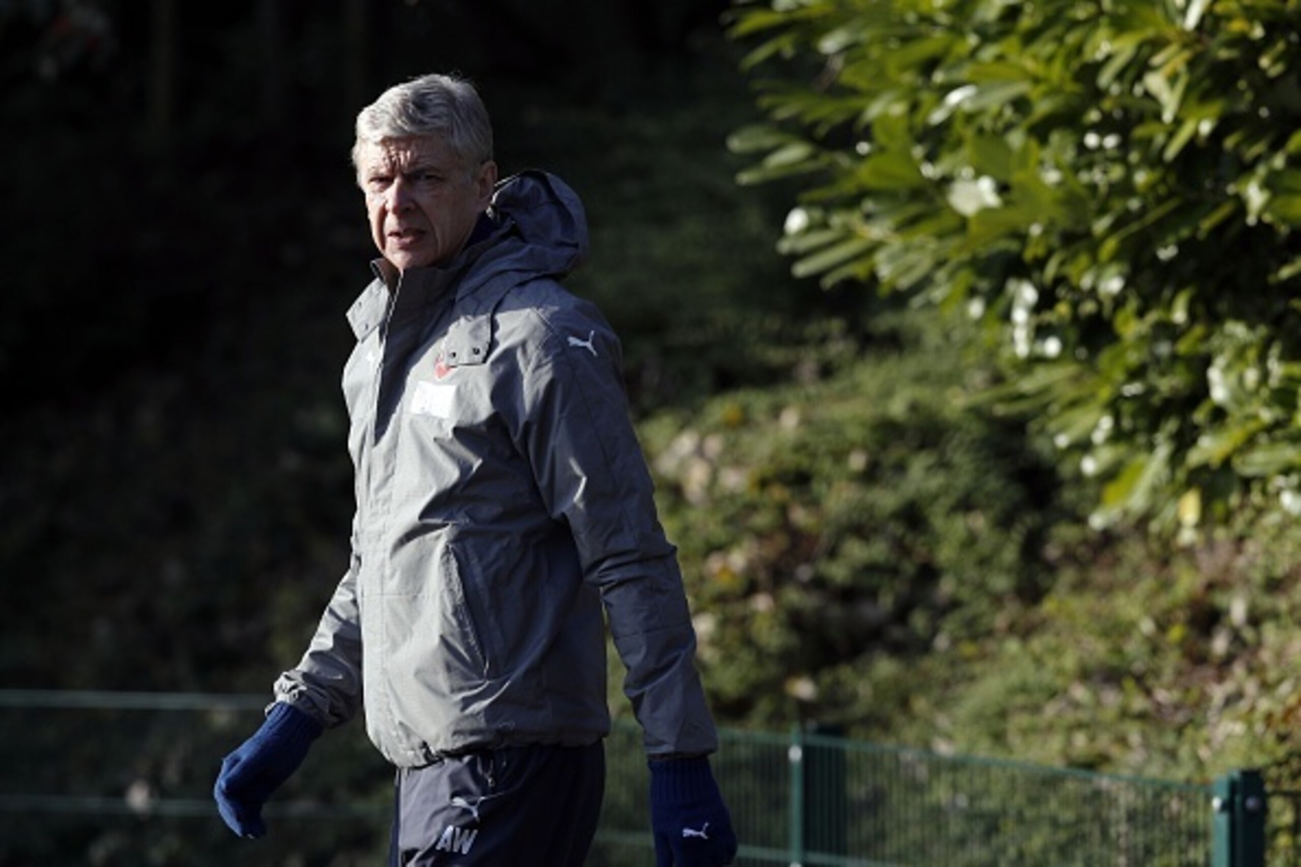 Arsenal's French Coach Arsene Wenger leads a training session at the club's complex in London Colney on December 5, 2016. 
Arsenal play FC Basel in a UEFA Champions League Group A match tomorrow. / AFP / ADRIAN DENNIS        (Photo credit should read ADRI