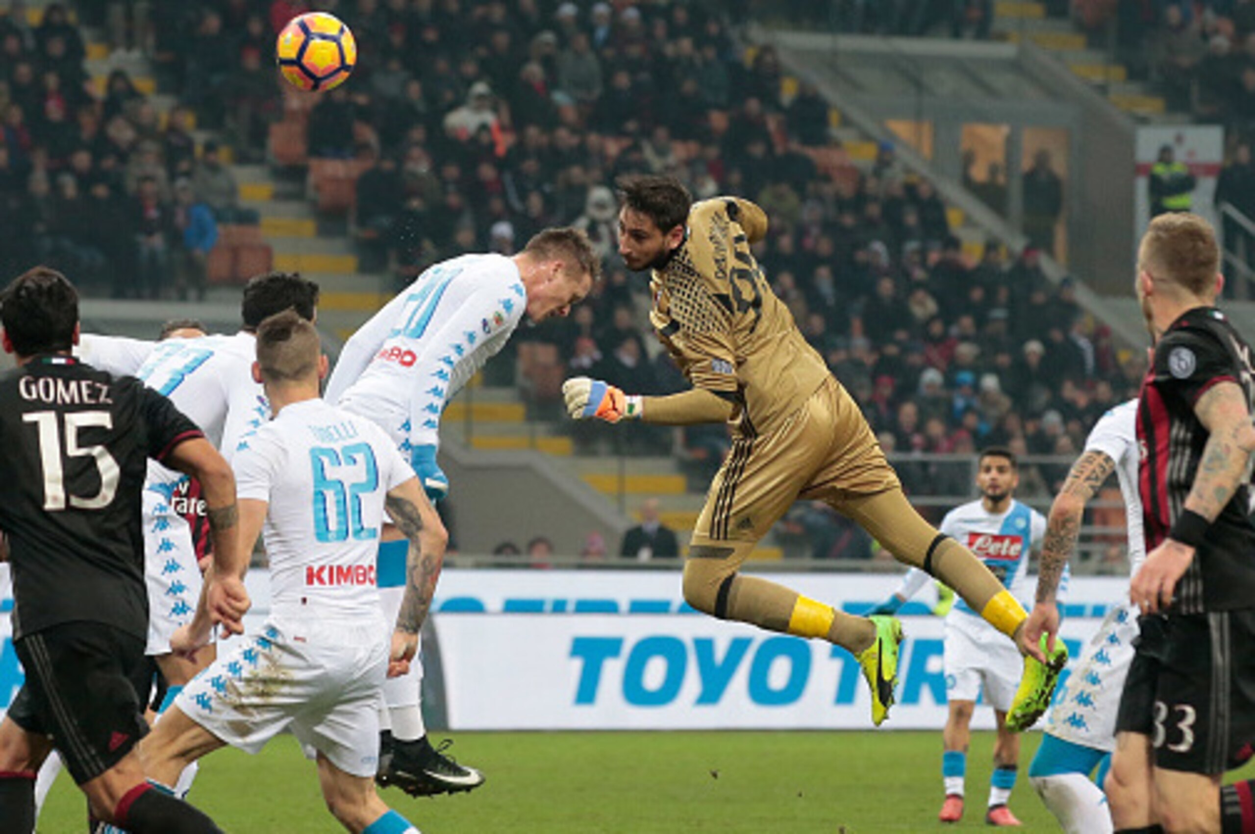 MILAN, ITALY - JANUARY 21: Gianluigi Donnarumma of AC Milan (center) jump for the ball against Piotr Zielinski of SSC Napol during the Serie A match between AC Milan and SSC Napoli at Stadio Giuseppe Meazza on January 21, 2017 in Milan, Italy.  (Photo by 
