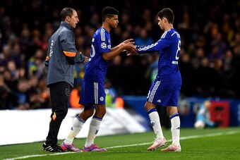LONDON, ENGLAND - OCTOBER 21:  Dominic Solanke of Chelsea (L) comes on as a second half substitute for Oscar of Chelsea during the UEFA Champions League Group G match between Chelsea FC and NK Maribor at Stamford Bridge on October 21, 2014 in London, Unit