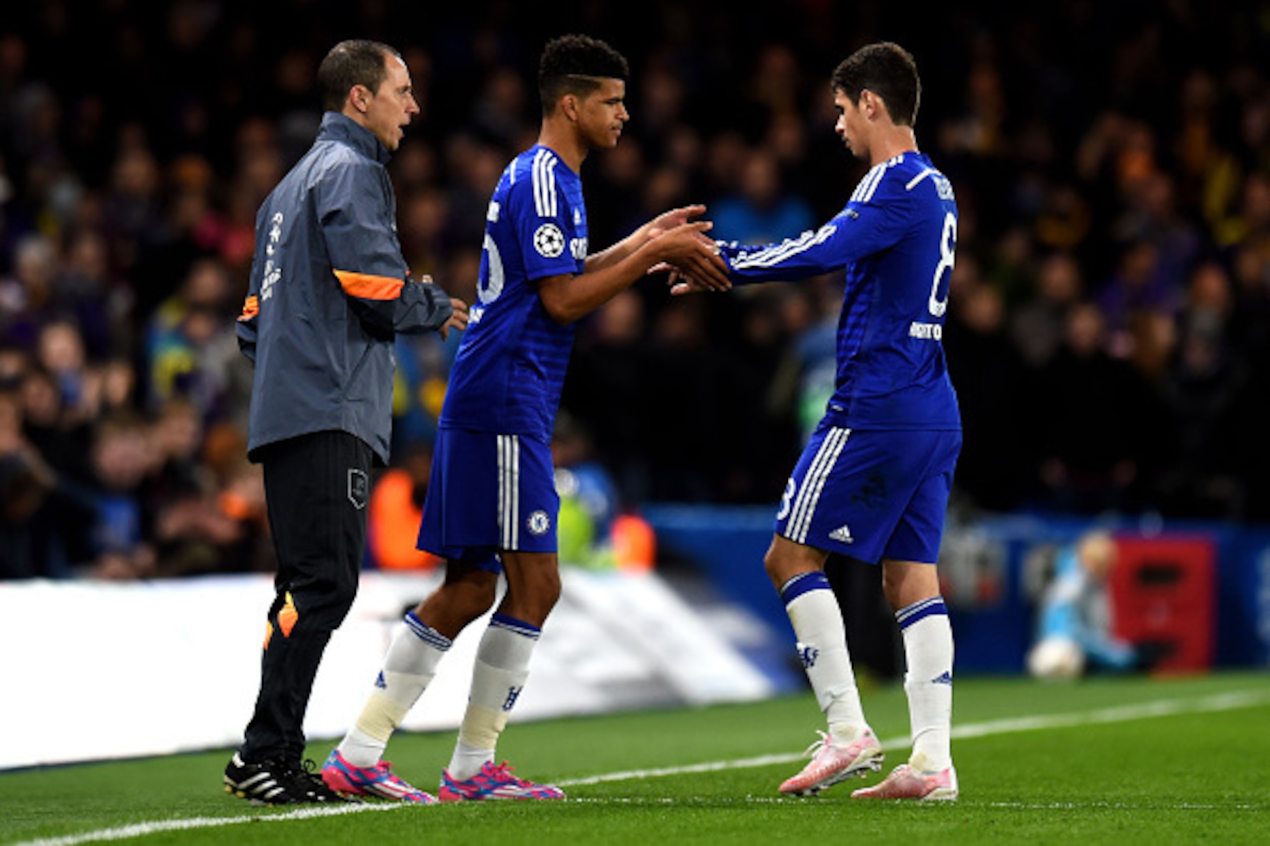 LONDON, ENGLAND - OCTOBER 21: Dominic Solanke of Chelsea (L) comes on as a second half substitute for Oscar of Chelsea during the UEFA Champions League Group G match between Chelsea FC and NK Maribor at Stamford Bridge on October 21, 2014 in London, Unit LONDON, ENGLAND - OCTOBER 21: Dominic Solanke of Chelsea (L) comes on as a second half substitute for Oscar of Chelsea during the UEFA Champions League Group G match between Chelsea FC and NK Maribor at Stamford Bridge on October 21, 2014 in London, Unit