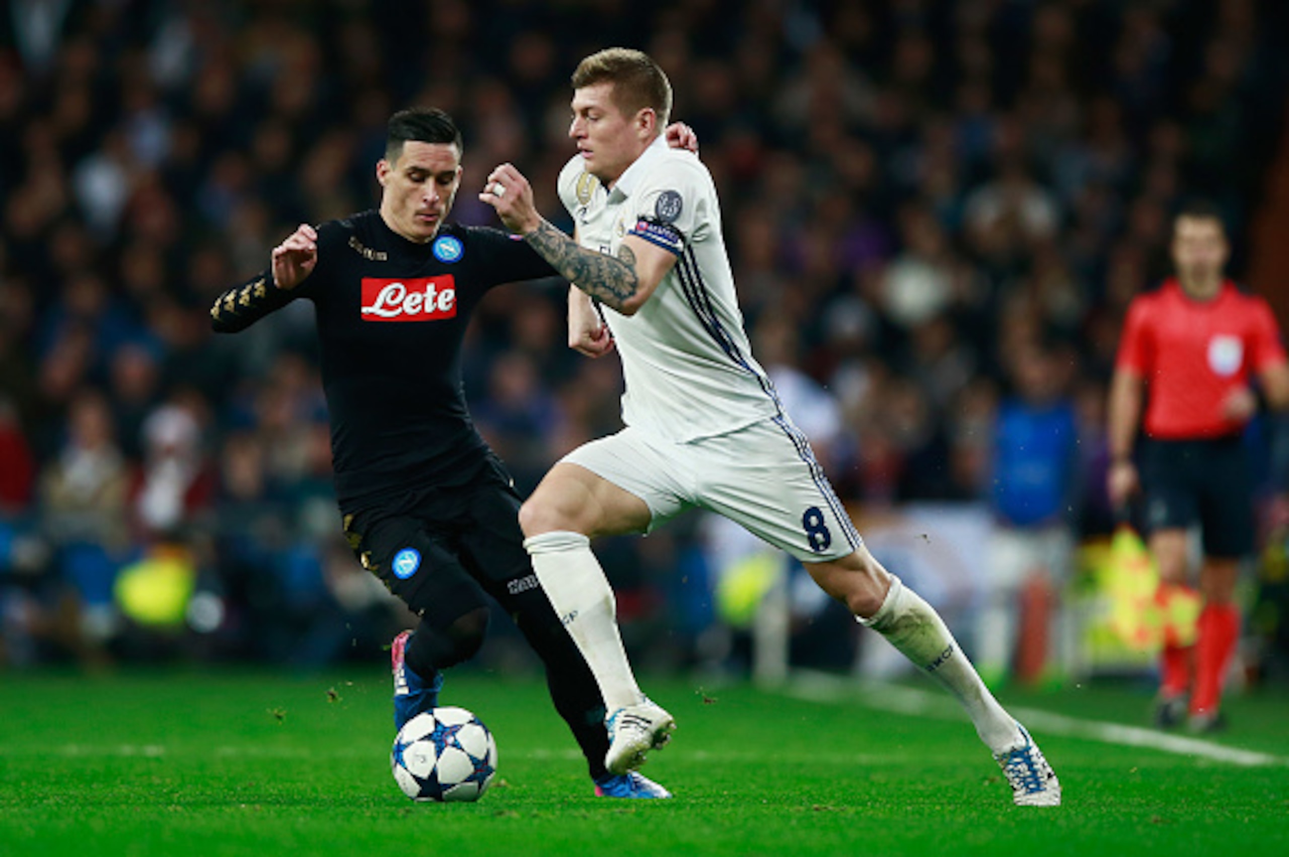 MADRID, SPAIN - FEBRUARY 15:  Toni Kroos of Real Madrid takes on Jose Callejon of Napoli during the UEFA Champions League Round of 16 first leg match between Real Madrid CF and SSC Napoli at Estadio Santiago Bernabeu on February 15, 2017 in Madrid, Spain.