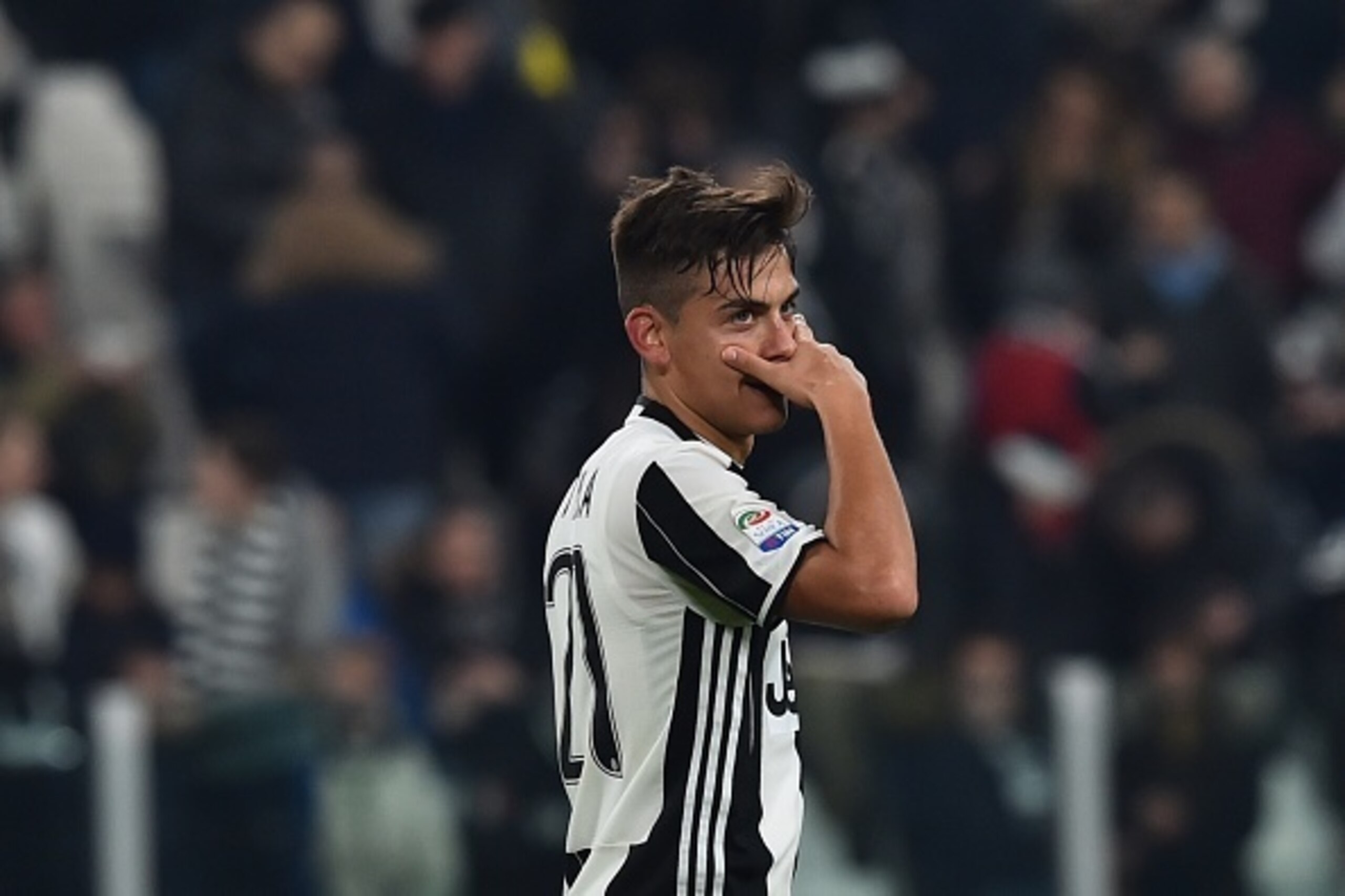 Juventus' forward from Argentina Paulo Dybala celebrates after scoring a goal during the Italian Serie A football match between Juventus and Palermo at the Juventus Stadium in Turin on February 17, 2017.   / AFP / GIUSEPPE CACACE        (Photo credit shou