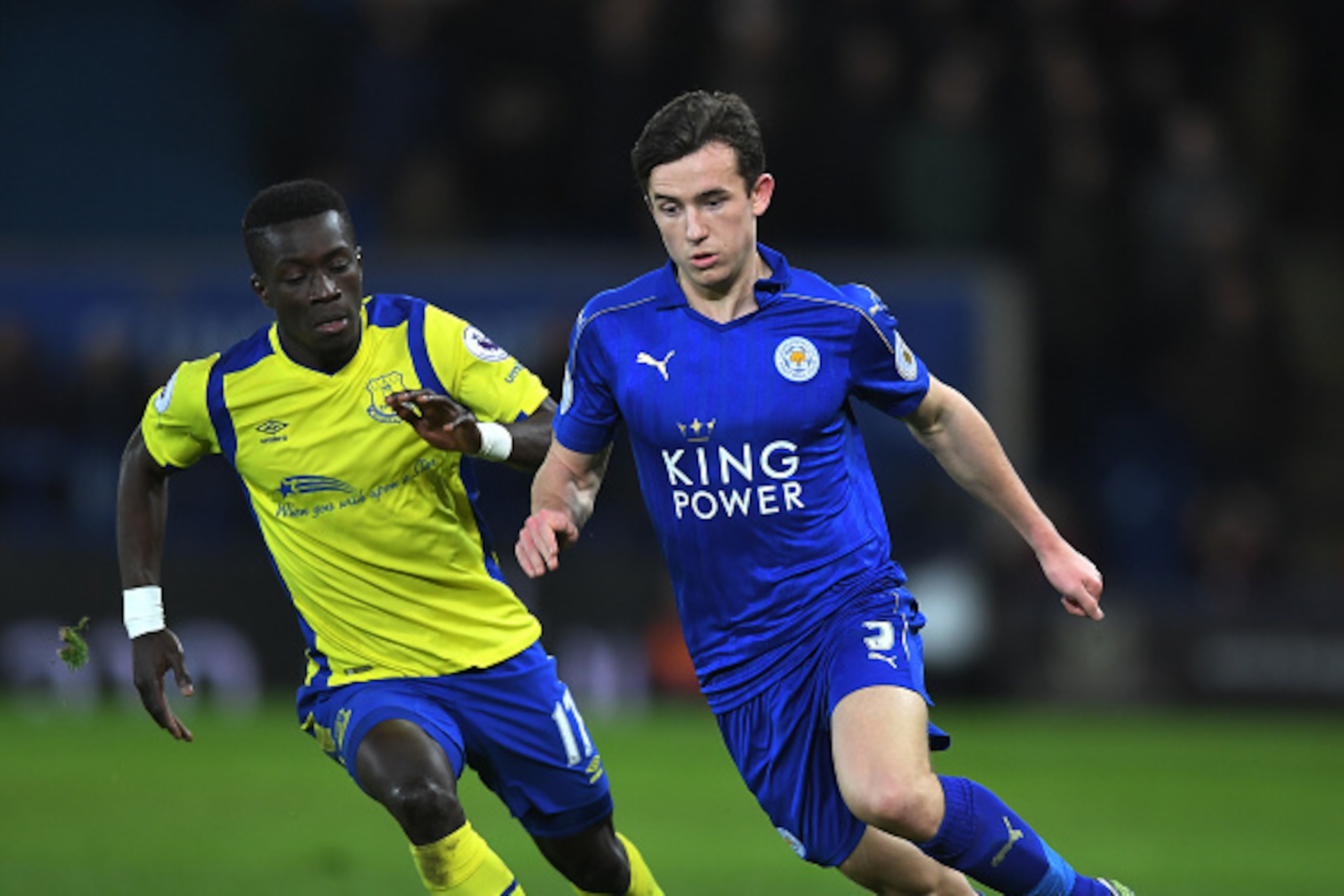 LEICESTER, ENGLAND - DECEMBER 26:  Ben Chilwell of Leicester City is pursued by Idrissa Gueye of Everton during the Premier League match between Leicester City and Everton at The King Power Stadium on December 26, 2016 in Leicester, England.  (Photo by Mi