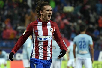 Atletico Madrid's French forward Antoine Griezmann celebrates after scoring a goal during the Spanish league football match Club Atletico de Madrid vs RC Celta de Vigo at the Vicente Calderon stadium in Madrid on February 12, 2017. / AFP / CURTO DE LA TOR