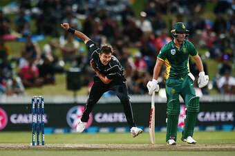 HAMILTON, NEW ZEALAND - FEBRUARY 19:  Trent Boult of New Zealand bowls during the First One Day International match between New Zealand and South Africa at Seddon Park on February 19, 2017 in Hamilton, New Zealand.  (Photo by Anthony Au-Yeung/Getty Images