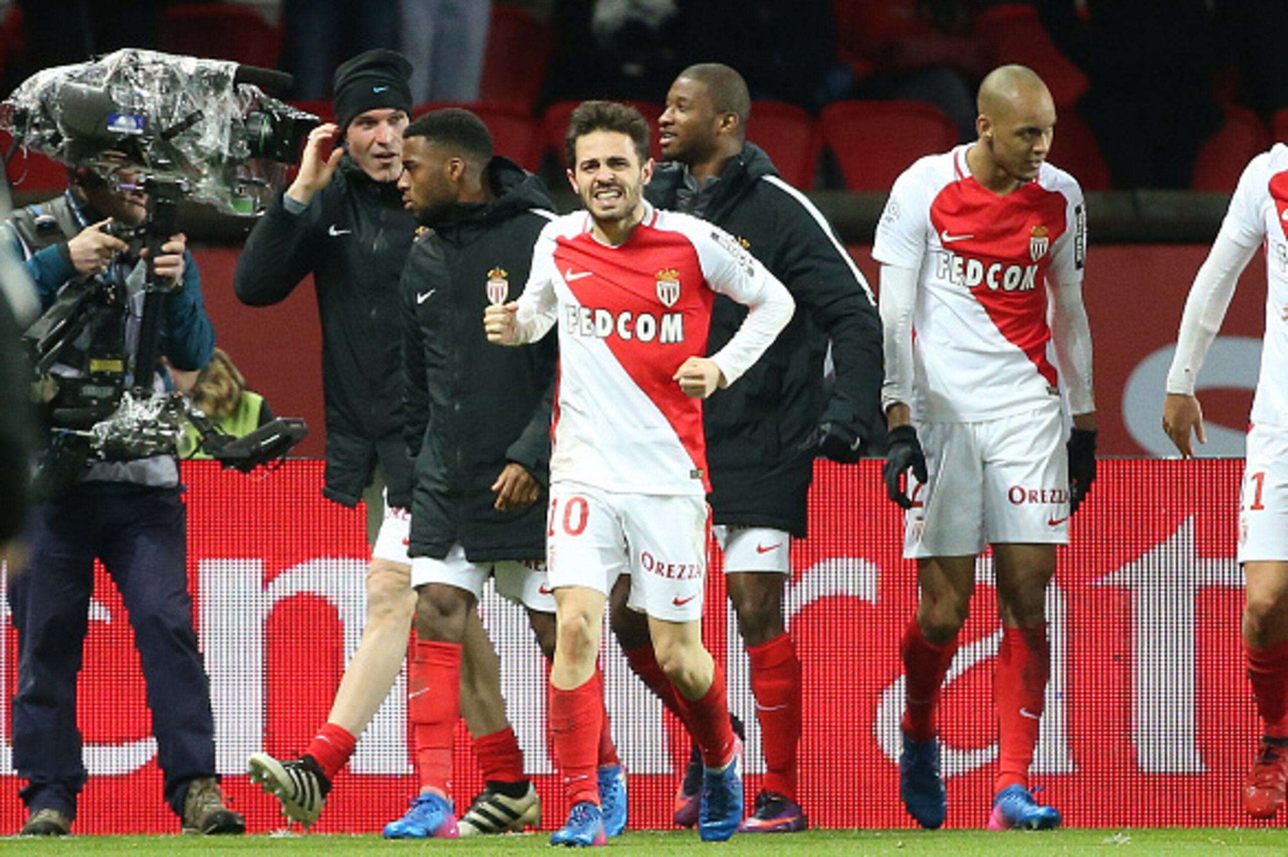 PARIS, FRANCE - JANUARY 29: Bernardo Silva of Monaco celebrates his goal during the French Ligue 1 match between Paris Saint Germain and AS Monaco at Parc des Princes stadium on January 29, 2017 in Paris, France. (Photo by Jean Catuffe/Getty Images)