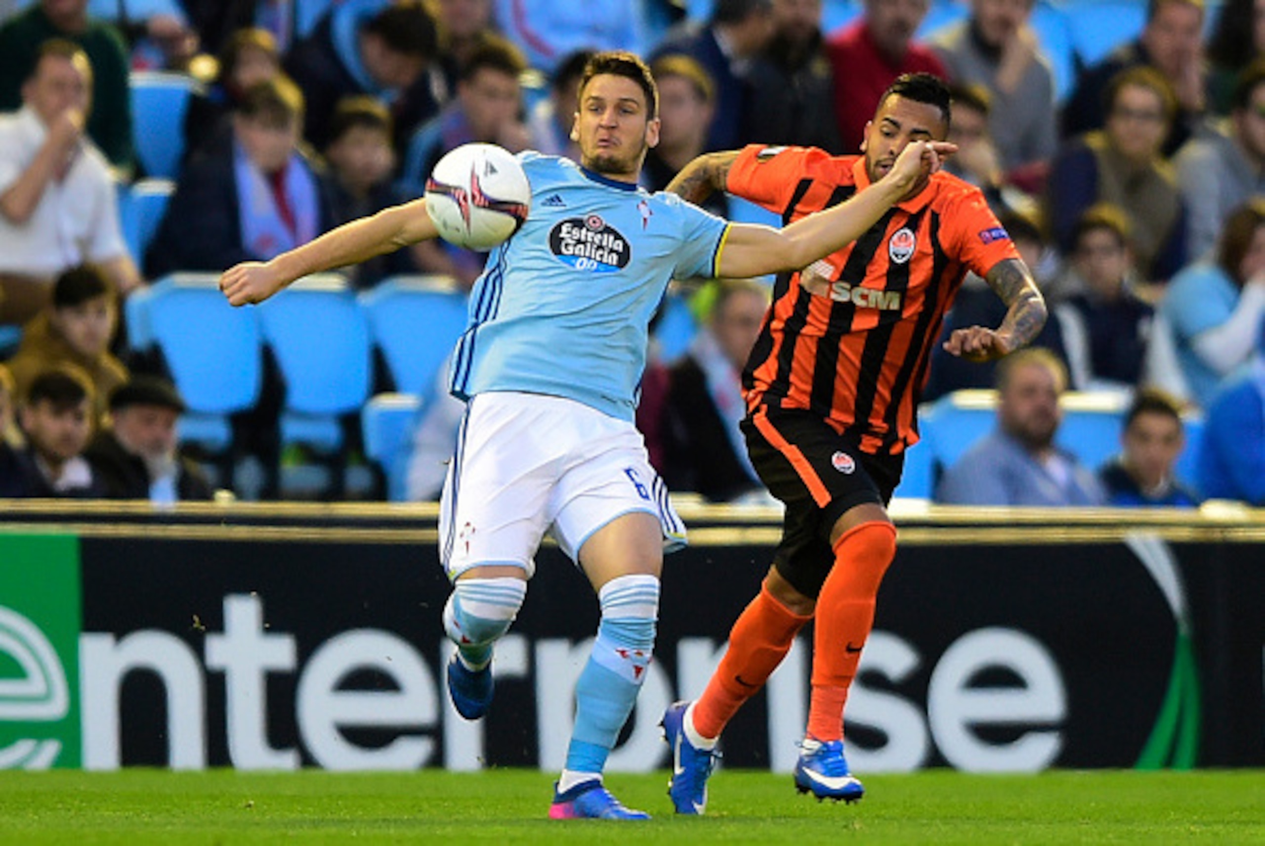Celta Vigo's Serbian midfielder Nemanja Radoja (L) vies with Shakhtar Donetsk's Brazilian midfielder Dentinho during the Europa League round of 32 first leg football match RC Celta de Vigo vs FC Shakhtar Donetsk at the Balaidos stadium in Vigo on February