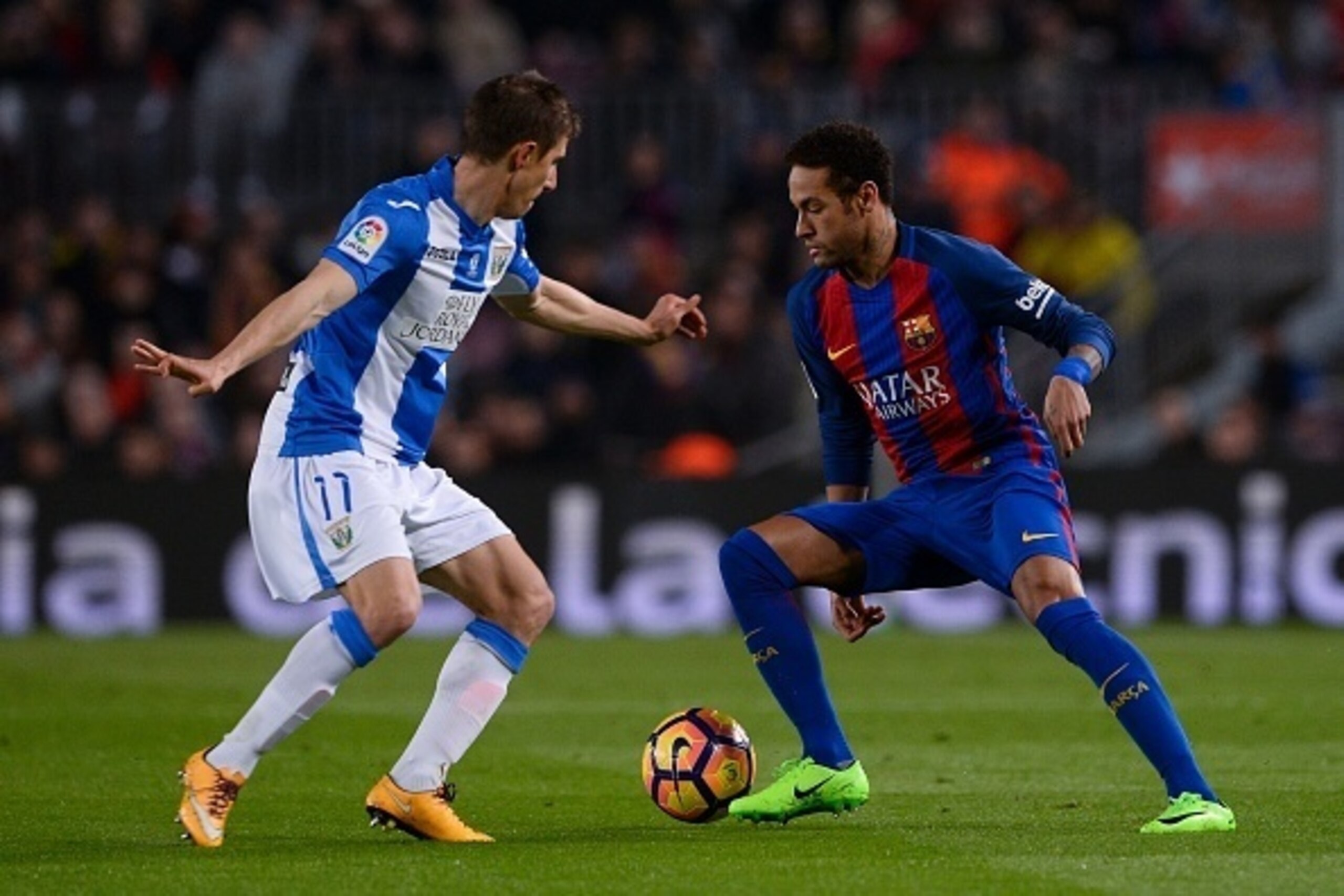 Leganes' Argentinian midfielder Alexander Szymanowski vies with Barcelona's Brazilian forward Neymar (R) during the Spanish league football match FC Barcelona vs CD Leganes at the Camp Nou stadium in Barcelona on February 19, 2017. / AFP / Josep Lago     