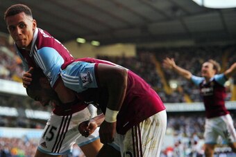 West Ham United's Portuguese striker Ricardo Vaz Te (C) celebrates scoring his team's second goal with West Ham United's English midfielder Ravel Morrison (L) during the English Premier League football match between Tottenham Hotspur and West Ham United a