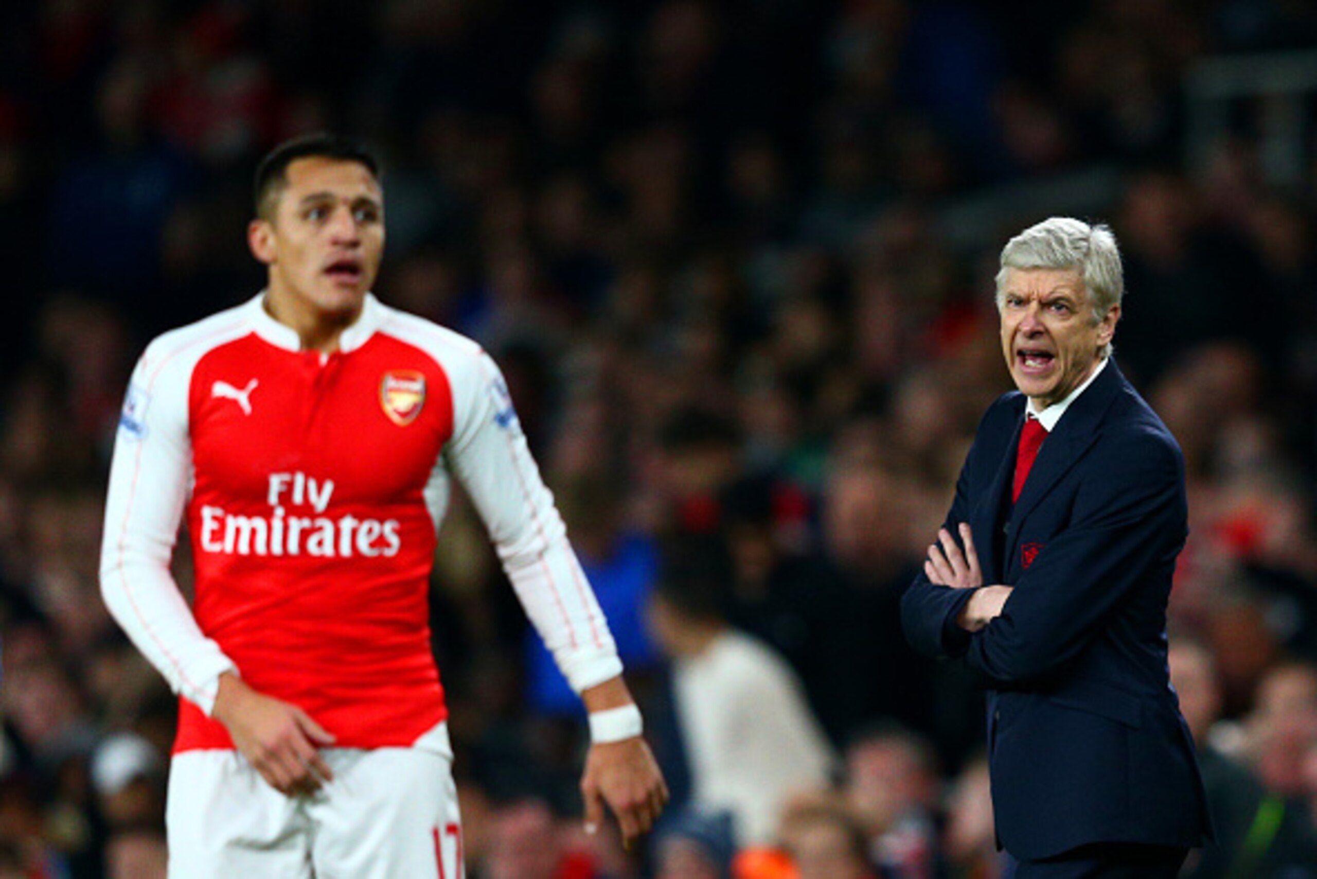 LONDON, ENGLAND - JANUARY 24:  Arsene Wenger, Manager of Arsenal shouts instructions to Alexis Sanchez of Arsenal during the Barclays Premier League match between Arsenal and Chelsea at Emirates Stadium on January 24, 2016 in London, England.  (Photo by C