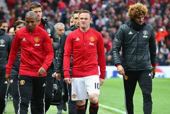 MANCHESTER, ENGLAND - OCTOBER 29: Wayne Rooney of Manchester United (C) makes his way to the bench to take his seat for the game during the Premier League match between Manchester United and Burnley at Old Trafford on October 29, 2016 in Manchester, Engla
