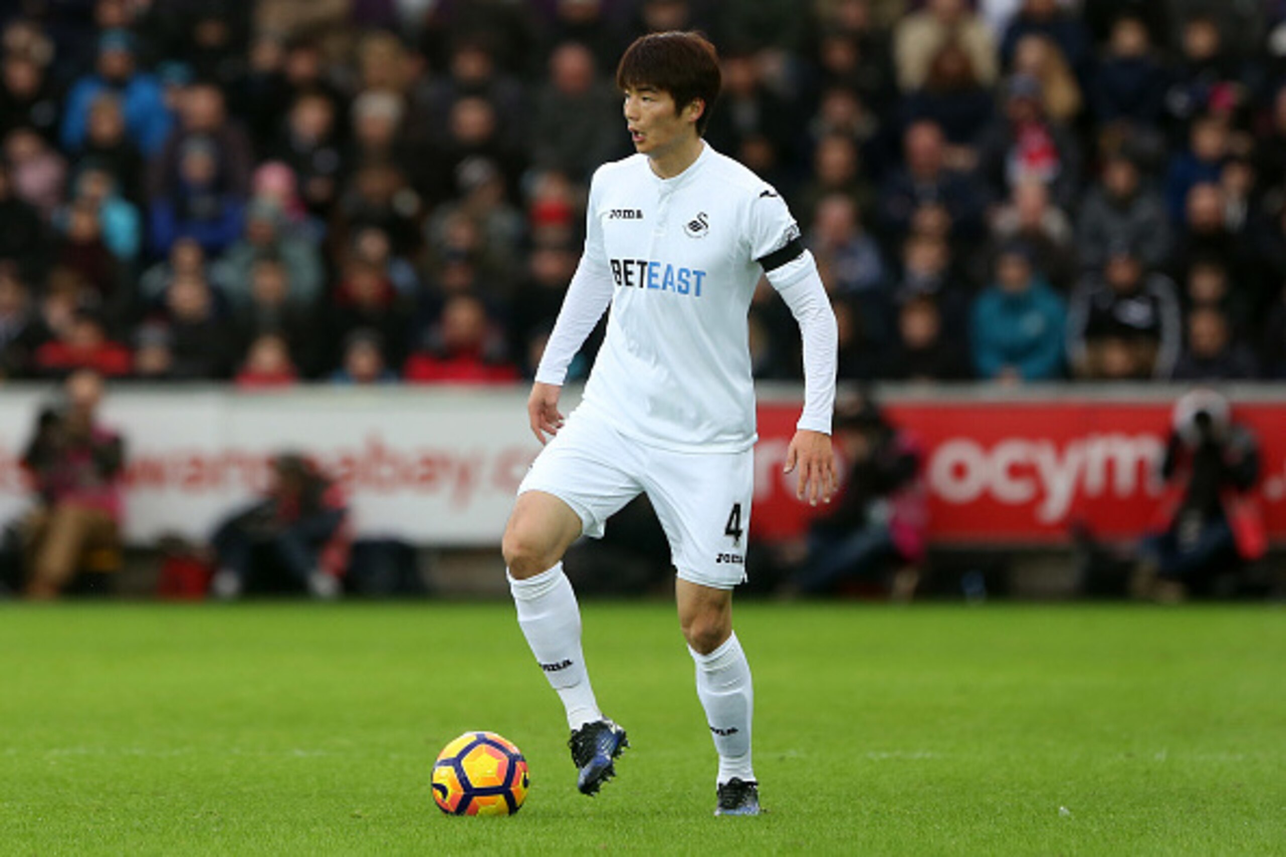 SWANSEA, WALES - JANUARY 14: Ki Sung-yueng of Swansea City in action during the Premier League match between Swansea City and Arsenal at The Liberty Stadium on January 14, 2017 in Swansea, Wales. (Photo by Athena Pictures/Getty Images) SWANSEA, WALES - JANUARY 14: Ki Sung-yueng of Swansea City in action during the Premier League match between Swansea City and Arsenal at The Liberty Stadium on January 14, 2017 in Swansea, Wales. (Photo by Athena Pictures/Getty Images)
