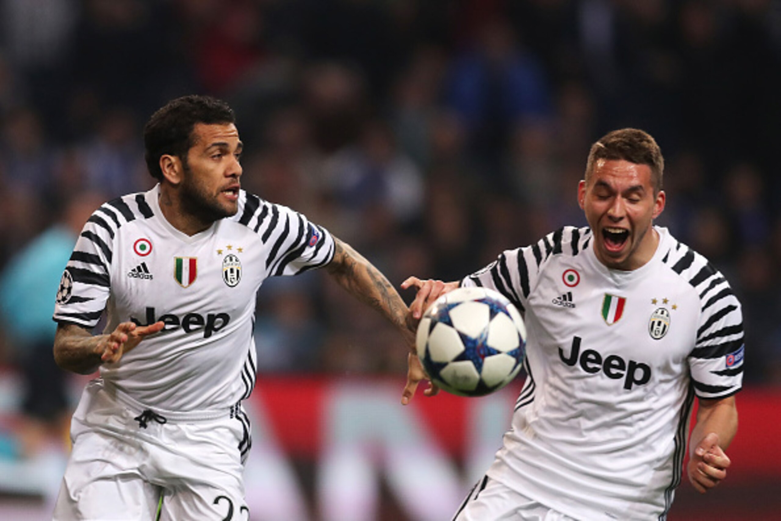 PORTO, PORTUGAL - FEBRUARY 22:  Dani Alves of Juventus (L) celebrates scoring the second goal to make the score 0-2 with Marko Pjaca during the UEFA Champions League Round of 16 first leg match between FC Porto and Juventus at Estadio do Dragao on Februar