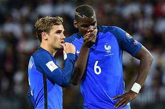 France's forward Antoine Griezmann (L) speaks with France's midfielder Paul Pogba during the FIFA World Cup 2018 qualifying football match Belarus vs France on September 6, 2016 at the Borisov Arena in Borisov.   / AFP / FRANCK FIFE        (Photo credit s