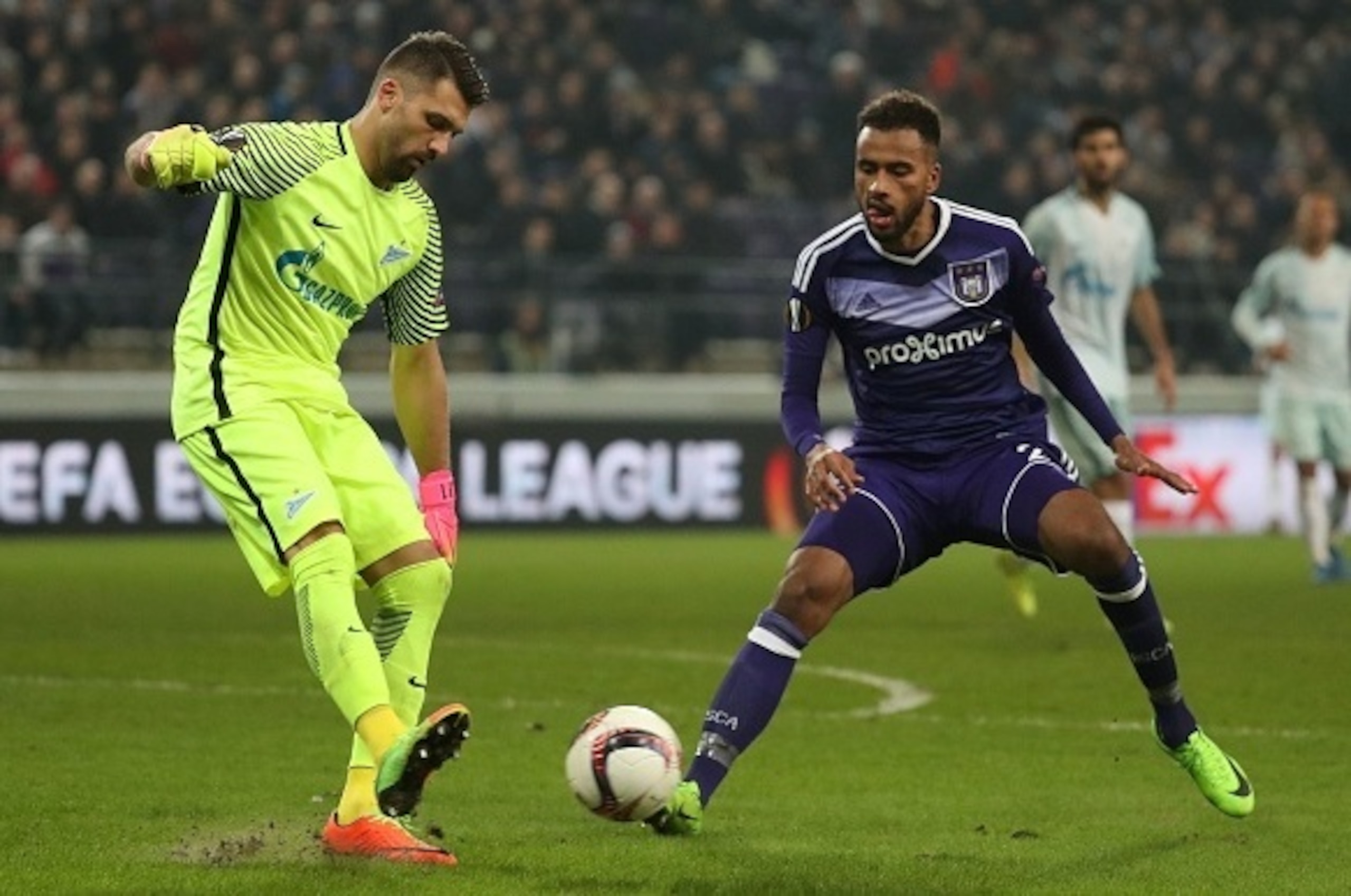 Zenit's goalkeeper's Yuri Lodygin and Anderlecht's Isaac Kiese Thelin fight for the ball during the UEFA Europa League football match between Belgium's RSC Anderlecht and Russia's FC Zenit on February 16, 2017 in Brussels.  / AFP / Belga / VIRGINIE LEFOUR