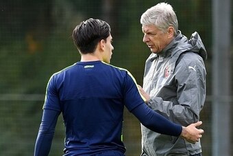 Arsenal's French manager Arsene Wenger (R) talks with Arsenal's Spanish defender Hector Bellerin (L) at a training session at Arsenal's London Colney training ground near Watford north of London on October 18, 2016 ahead of their UEFA Champions League gro