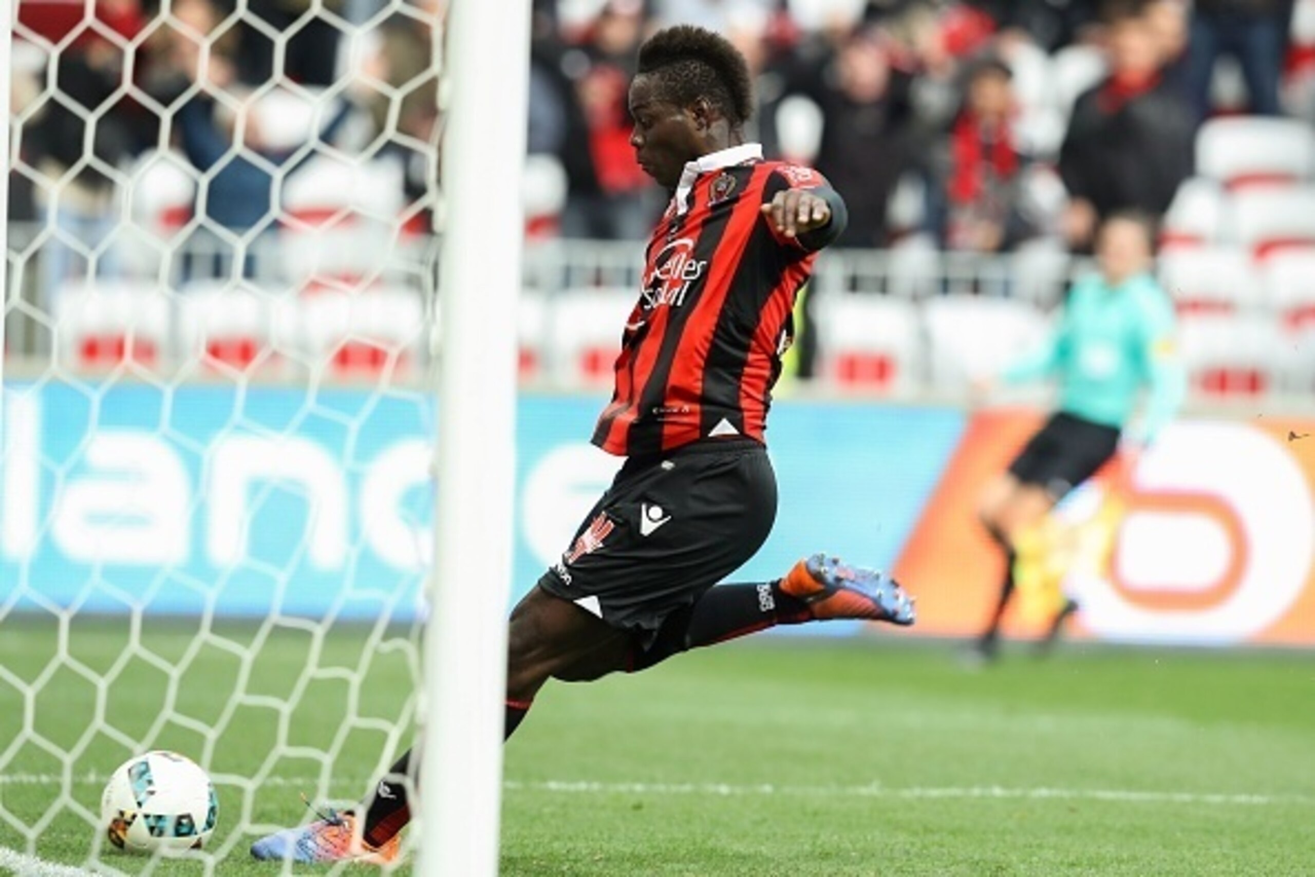 Nice's Italian forward Mario Balotelli scores a goal during the French L1 football match Nice (OGCN) vs Guingamp (EAG) on January 29, 2017 at the Allianz Riviera stadium in Nice, southeastern France. / AFP / VALERY HACHE        (Photo credit should read V