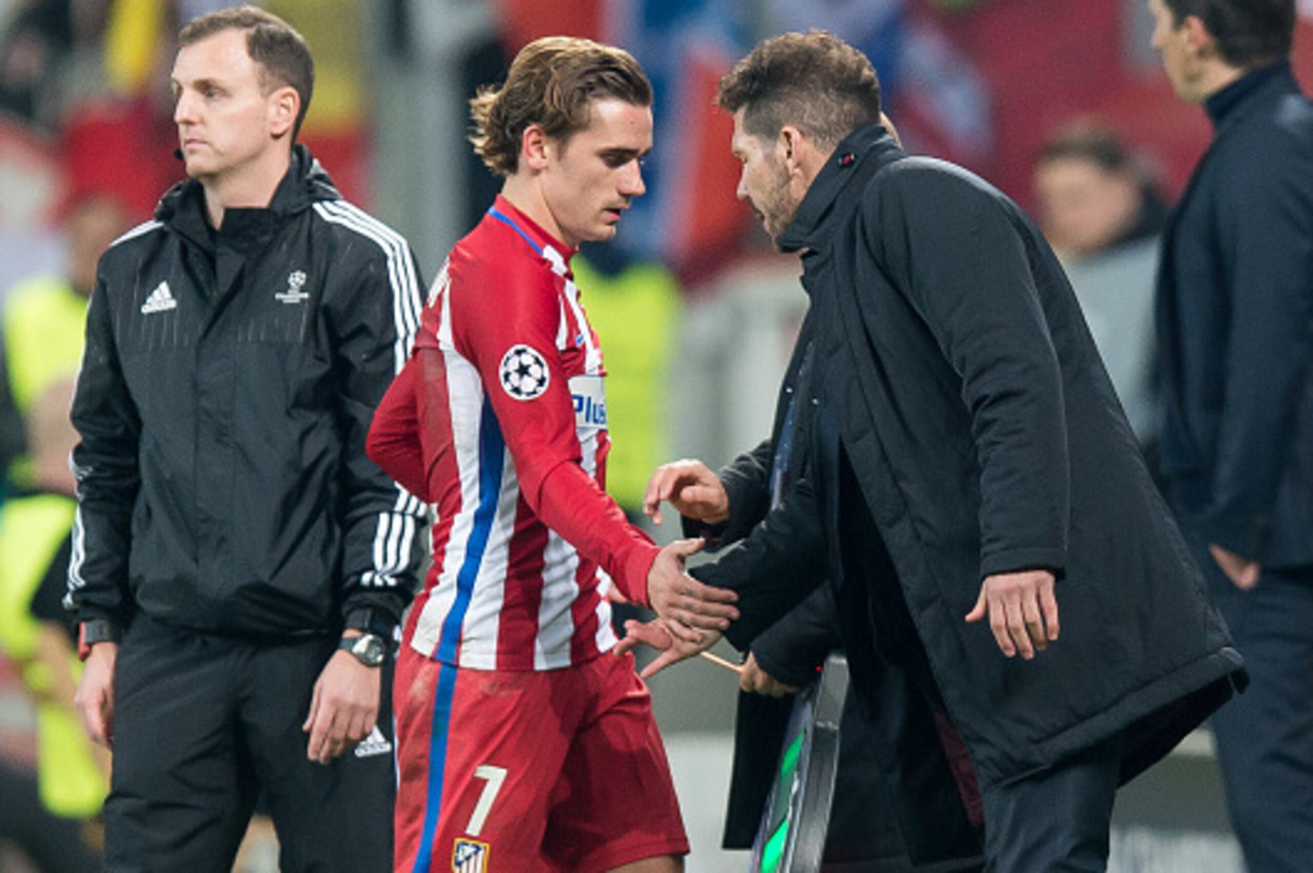 LEVERKUSEN, GERMANY - FEBRUARY 21: Antoine Griezmann of Atletico Madrid shakes hands with Head coach Diego Simeone of Atletico Madrid during the UEFA Champions League Round of 16 first leg match between Bayer Leverkusen and Club Atletico de Madrid at BayA