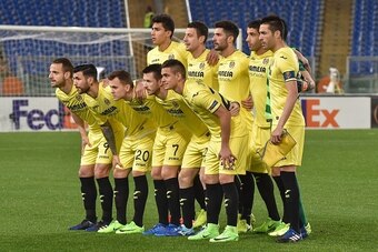 Villareal players pose for a photograph prior to the UEFA Europa League football match AS Roma vs Villareal, on February 23, 2017 at Rome's Olympic stadium. / AFP / ANDREAS SOLARO        (Photo credit should read ANDREAS SOLARO/AFP/Getty Images)