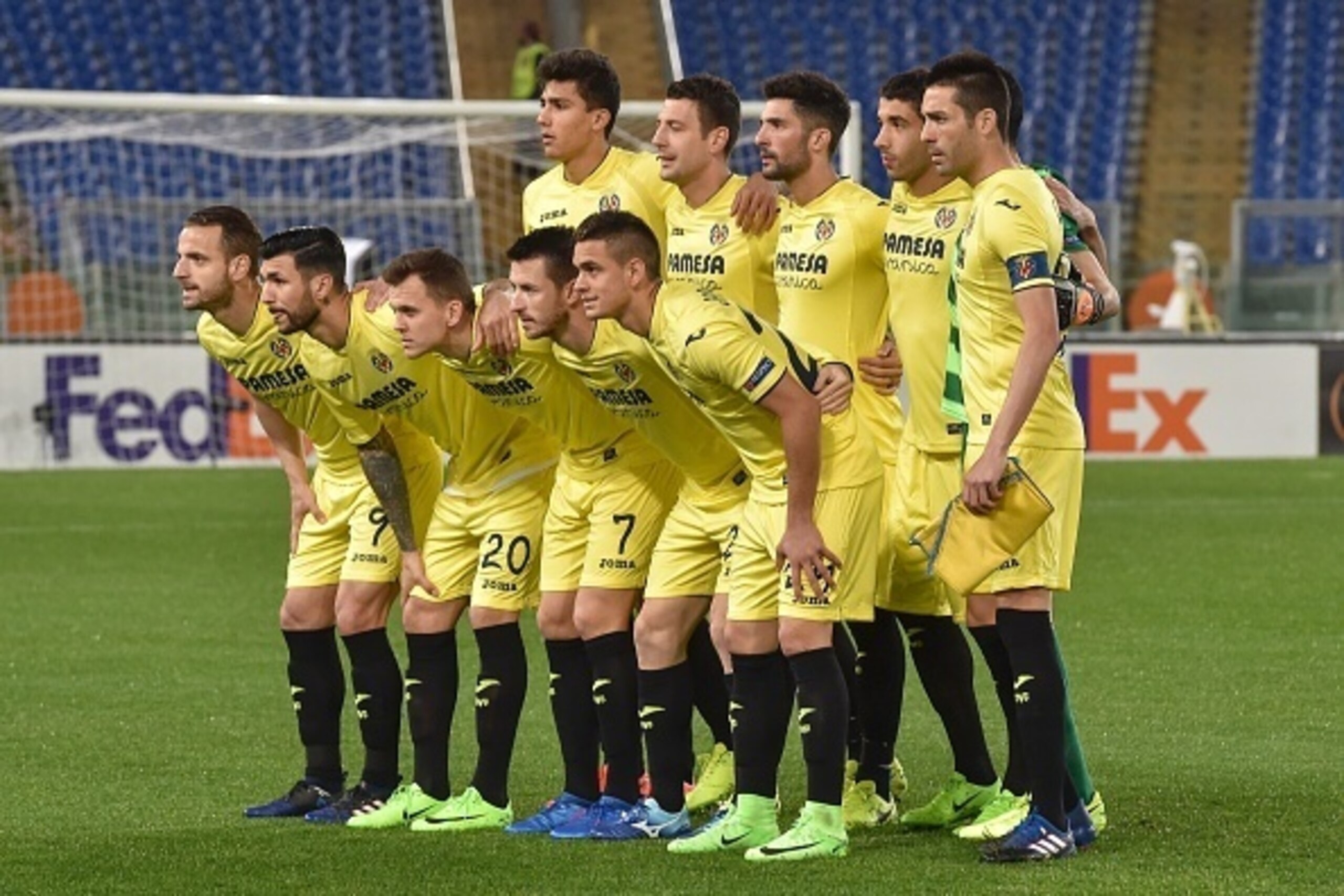 Villareal players pose for a photograph prior to the UEFA Europa League football match AS Roma vs Villareal, on February 23, 2017 at Rome's Olympic stadium. / AFP / ANDREAS SOLARO        (Photo credit should read ANDREAS SOLARO/AFP/Getty Images)