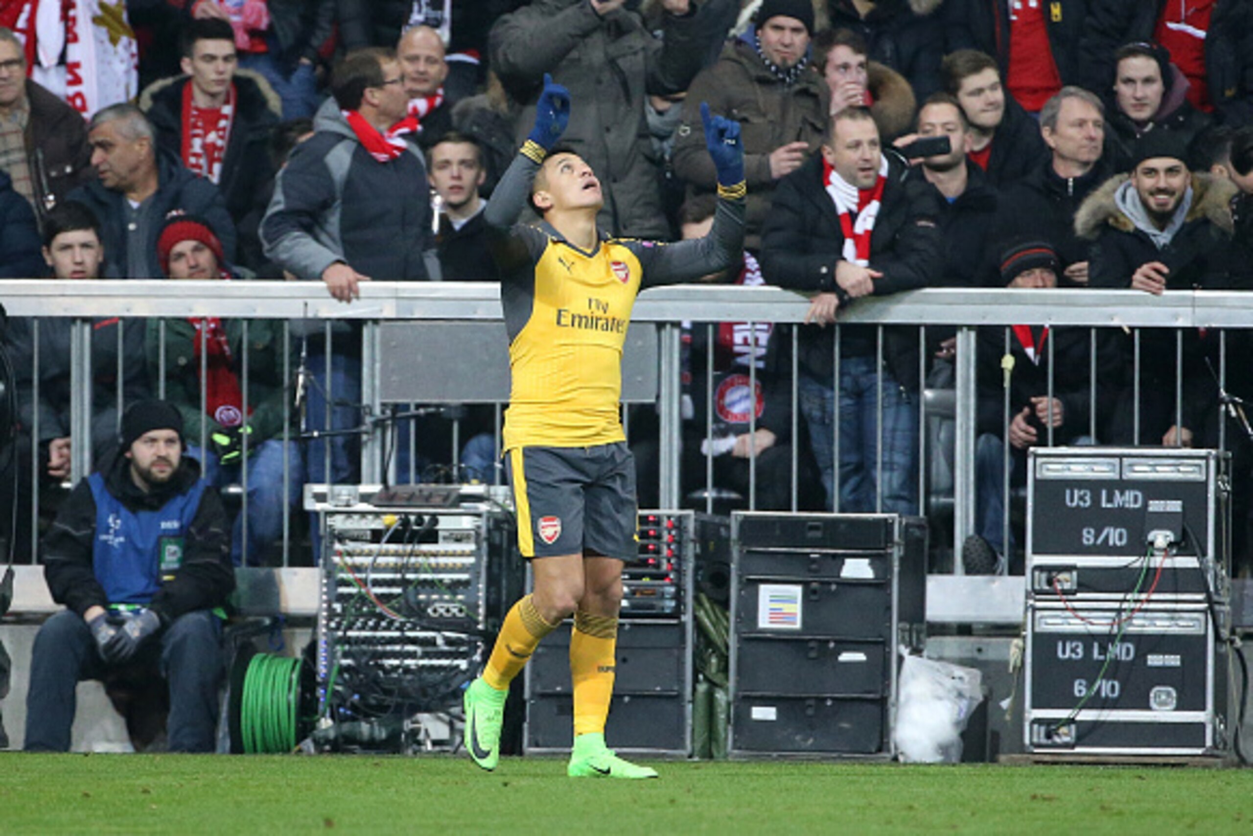 MUNICH, GERMANY - FEBRUARY 15: Alexis Sanchez of Arsenal celebrates his goal during the UEFA Champions League Round of 16 first leg match between FC Bayern Muenchen (Bayern Munich) and Arsenal FC at Allianz Arena on February 15, 2017 in Munich, Germany. ( MUNICH, GERMANY - FEBRUARY 15: Alexis Sanchez of Arsenal celebrates his goal during the UEFA Champions League Round of 16 first leg match between FC Bayern Muenchen (Bayern Munich) and Arsenal FC at Allianz Arena on February 15, 2017 in Munich, Germany. (