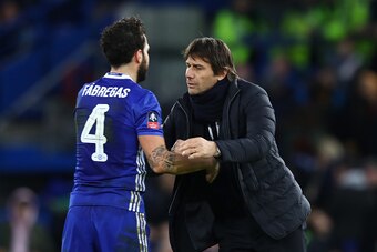 LONDON, ENGLAND - JANUARY 28: Antonio Conte, Manager of Chelsea speaks with Cesc Fabregas of Chelsea  during the Emirates FA Cup Fourth Round match between Chelsea and Brentford at Stamford Bridge on January 28, 2017 in London, England.  (Photo by Clive M