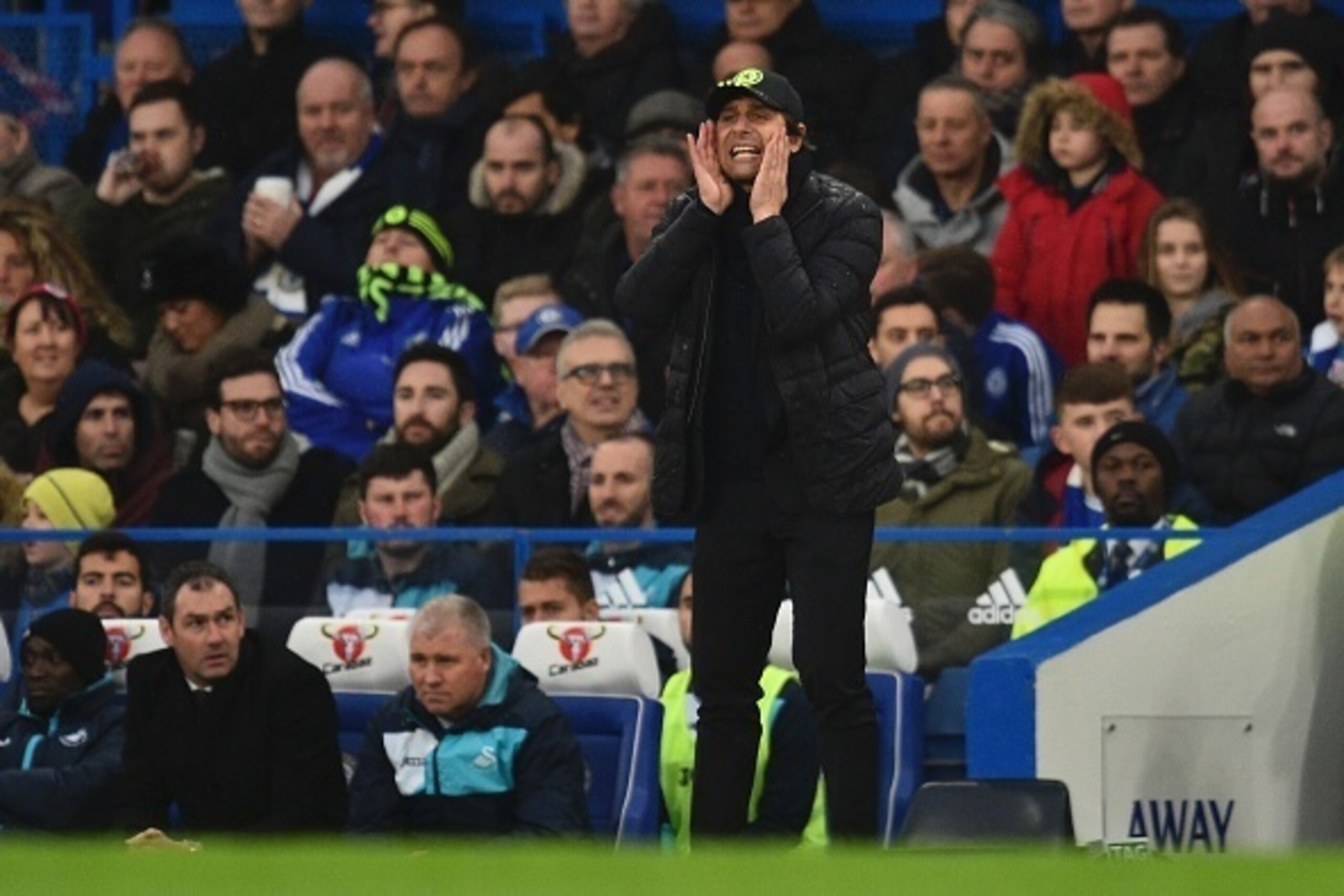 Chelsea's Italian head coach Antonio Conte gestures on the touchline during the English Premier League football match between Chelsea and Swansea at Stamford Bridge in London on February 25, 2017. / AFP / Glyn KIRK / RESTRICTED TO EDITORIAL USE. No use wi Chelsea's Italian head coach Antonio Conte gestures on the touchline during the English Premier League football match between Chelsea and Swansea at Stamford Bridge in London on February 25, 2017. / AFP / Glyn KIRK / RESTRICTED TO EDITORIAL USE. No use wi