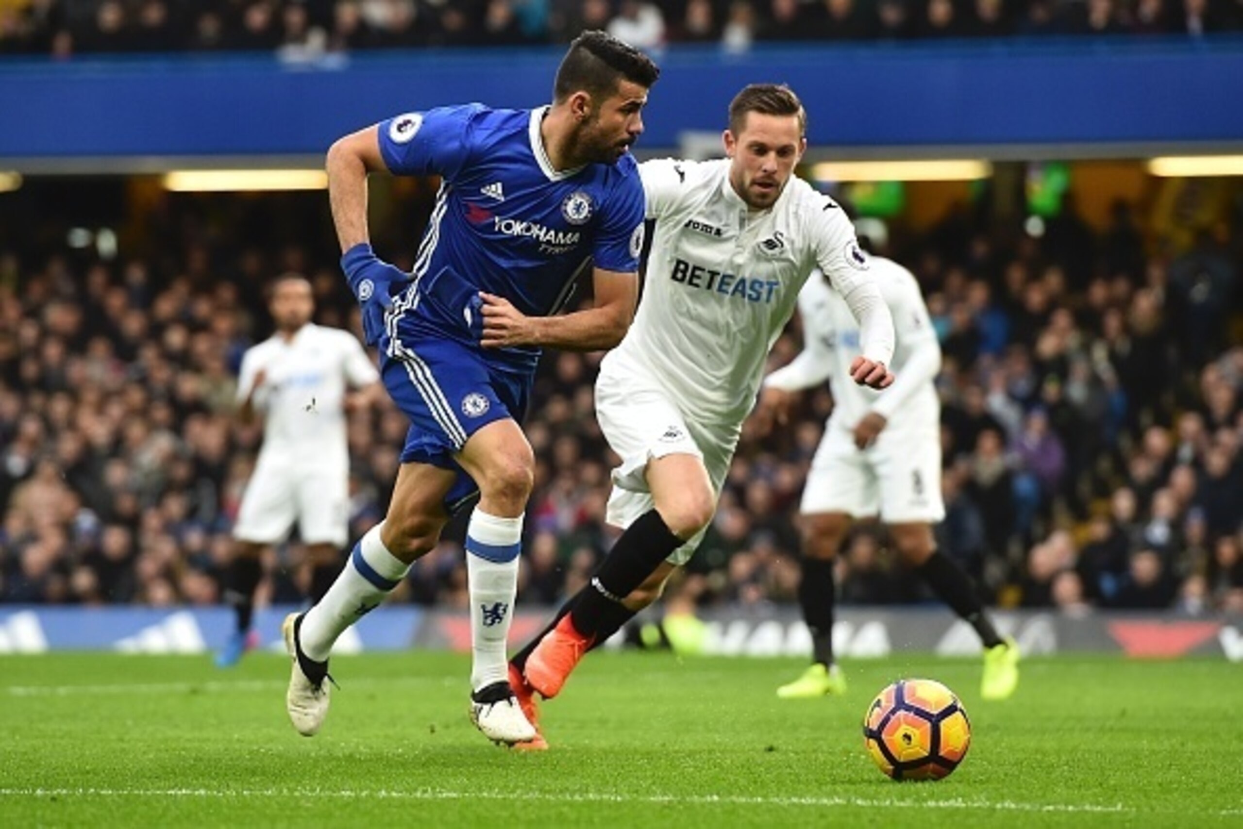 Chelsea's Brazilian-born Spanish striker Diego Costa (L) takes on Swansea City's Icelandic midfielder Gylfi Sigurdsson (R) during the English Premier League football match between Chelsea and Swansea at Stamford Bridge in London on February 25, 2017. / AF Chelsea's Brazilian-born Spanish striker Diego Costa (L) takes on Swansea City's Icelandic midfielder Gylfi Sigurdsson (R) during the English Premier League football match between Chelsea and Swansea at Stamford Bridge in London on February 25, 2017. / AF