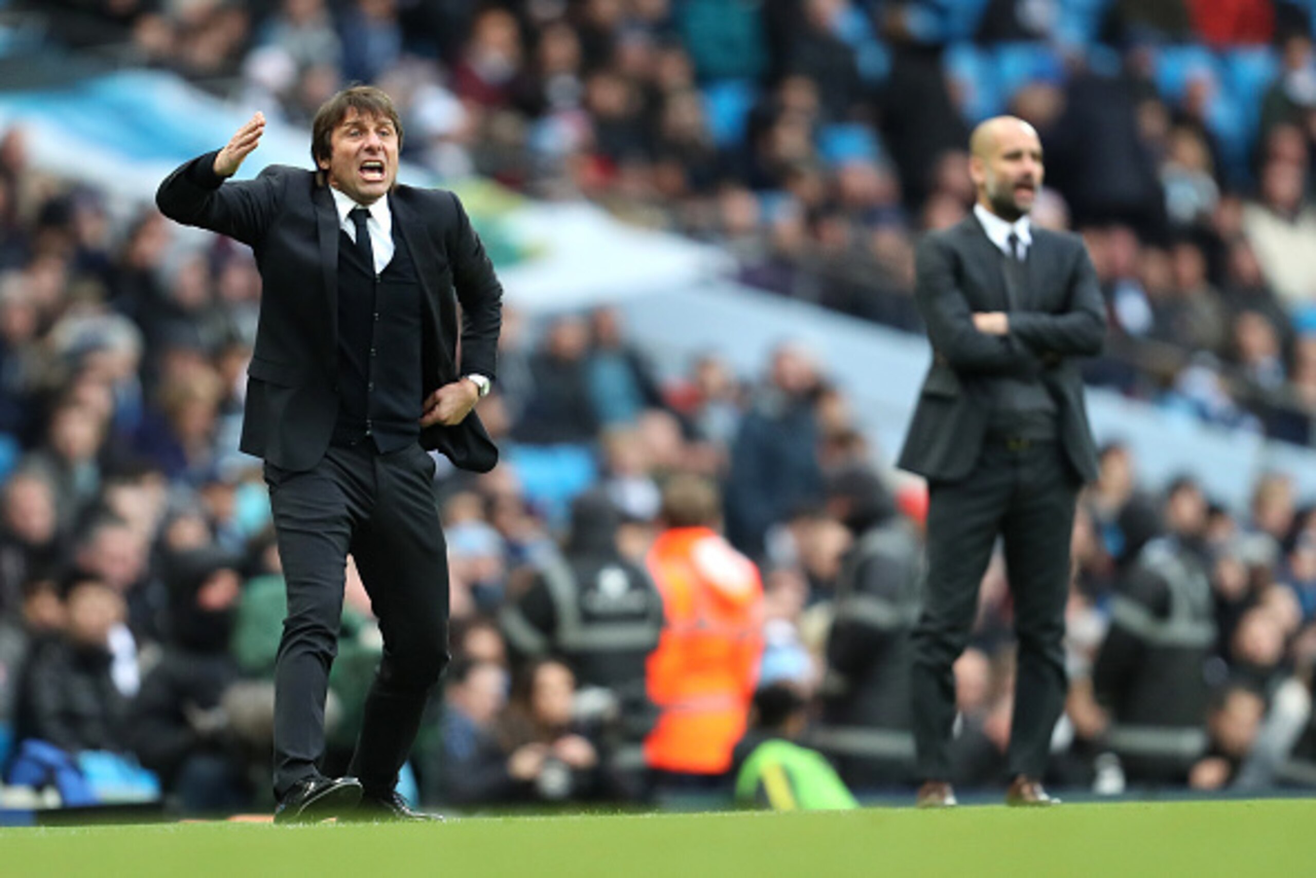 MANCHESTER, ENGLAND - DECEMBER 03:  Chelsea Manager / Head Coach Antonio Conte reacts as Pep Guardiola looks on during the Premier League match between Manchester City and Chelsea at Etihad Stadium on December 3, 2016 in Manchester, England.  (Photo by Ja