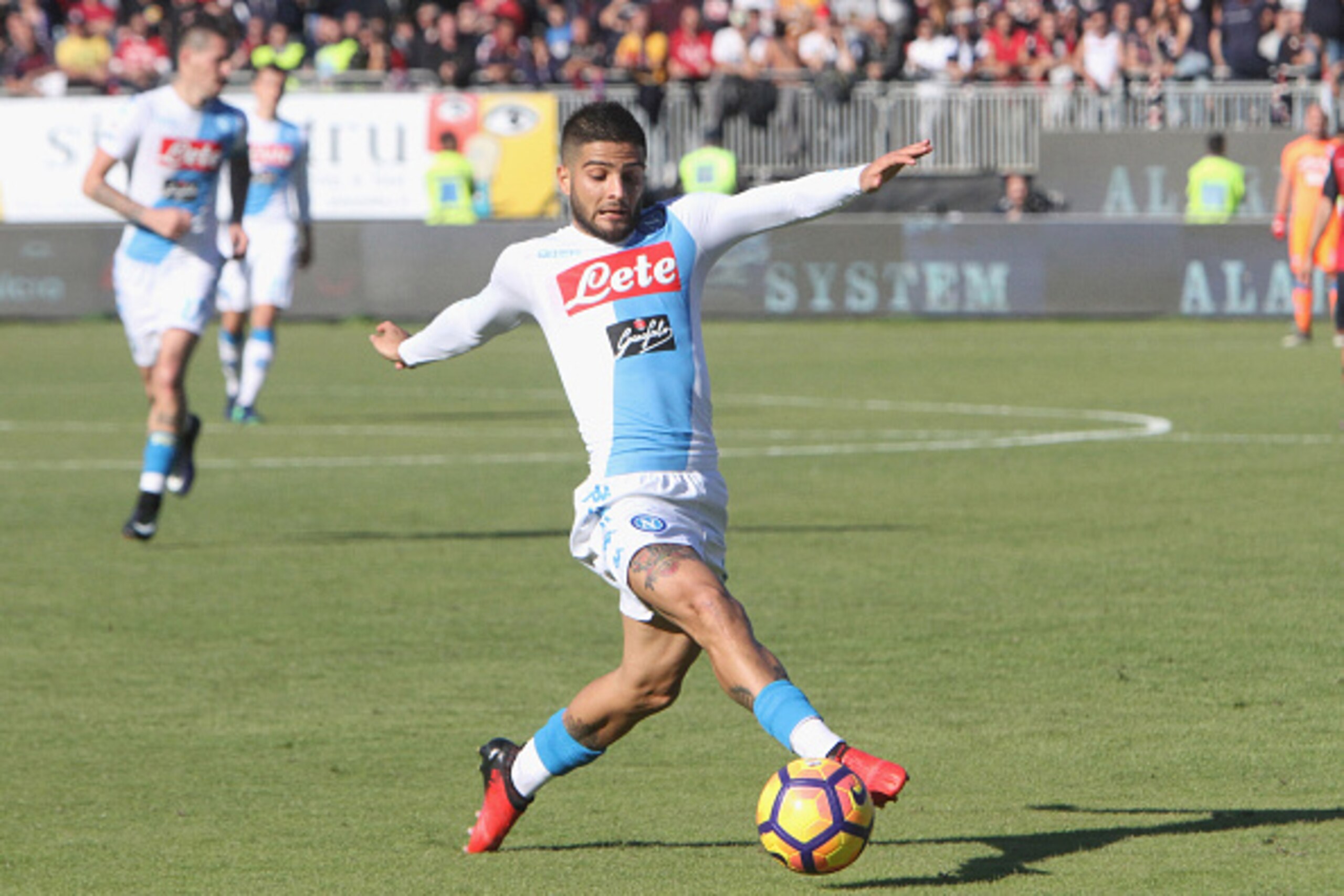 CAGLIARI, ITALY - DECEMBER 11: Lorenzo Insigne of Napoli in action during the Serie A match between Cagliari Calcio and SSC Napoli at Stadio Sant'Elia on December 11, 2016 in Cagliari, Italy. (Photo by Enrico Locci/Getty Images) CAGLIARI, ITALY - DECEMBER 11: Lorenzo Insigne of Napoli in action during the Serie A match between Cagliari Calcio and SSC Napoli at Stadio Sant'Elia on December 11, 2016 in Cagliari, Italy. (Photo by Enrico Locci/Getty Images)