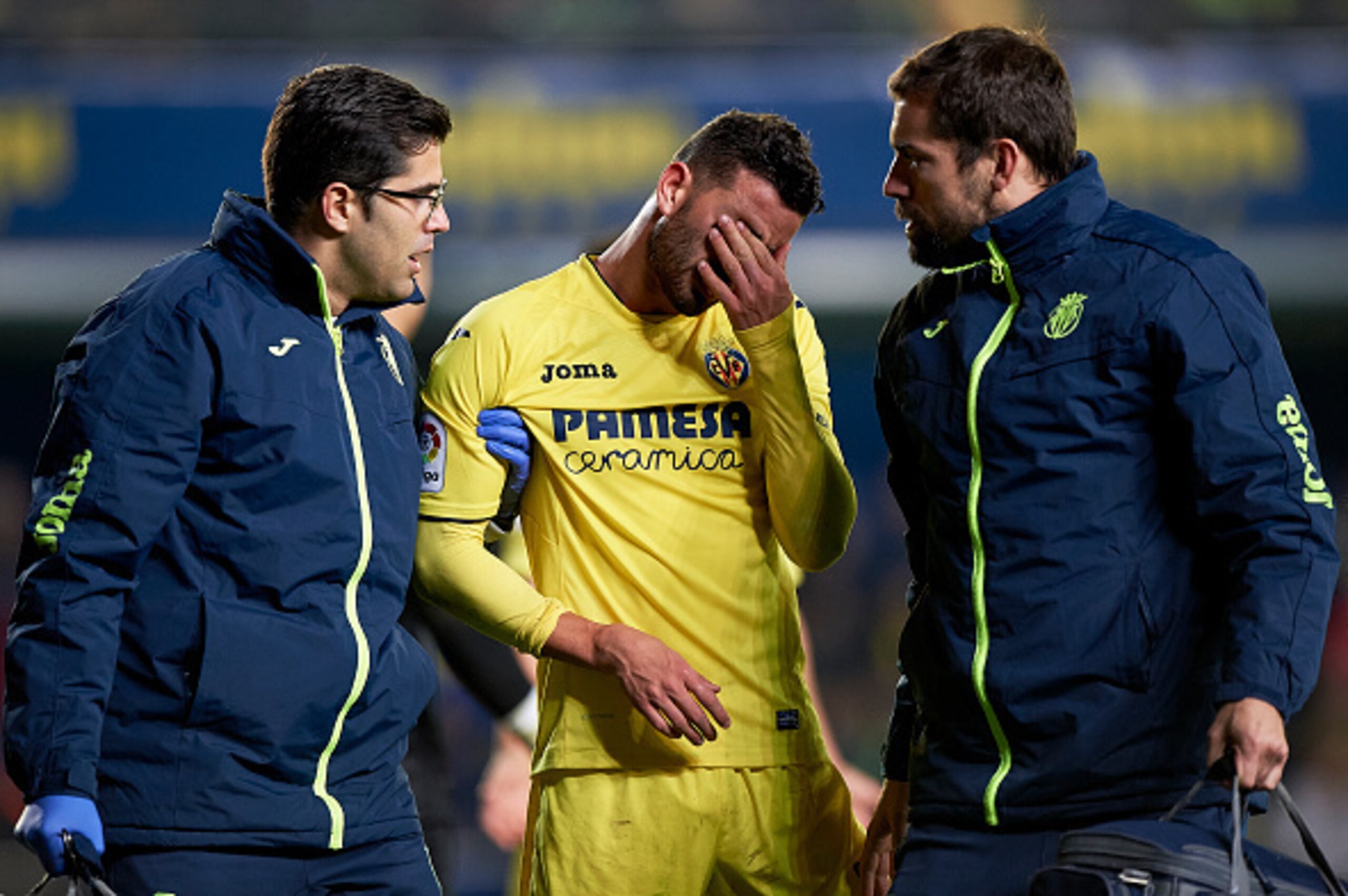 VILLARREAL, SPAIN - JANUARY 08:  Mateo Musacchio of Villarreal leaves the pitch injured during the La Liga match between Villarreal CF and FC Barcelona at Estadio de la Ceramica on January 08, 2017 in Villarreal, Spain.  (Photo by fotopress/Getty Images)